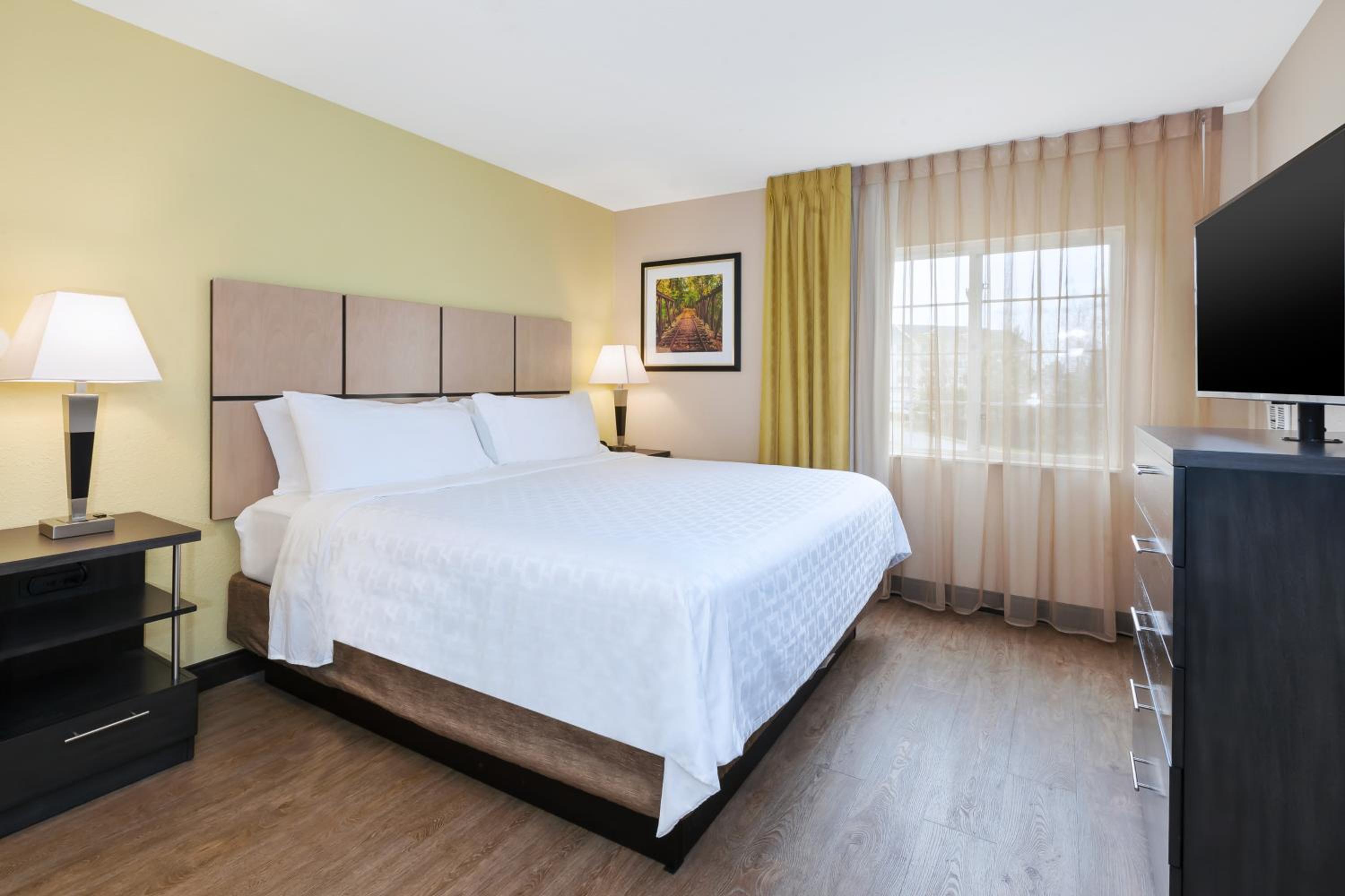 One-Bedroom King Suite - Photo 3