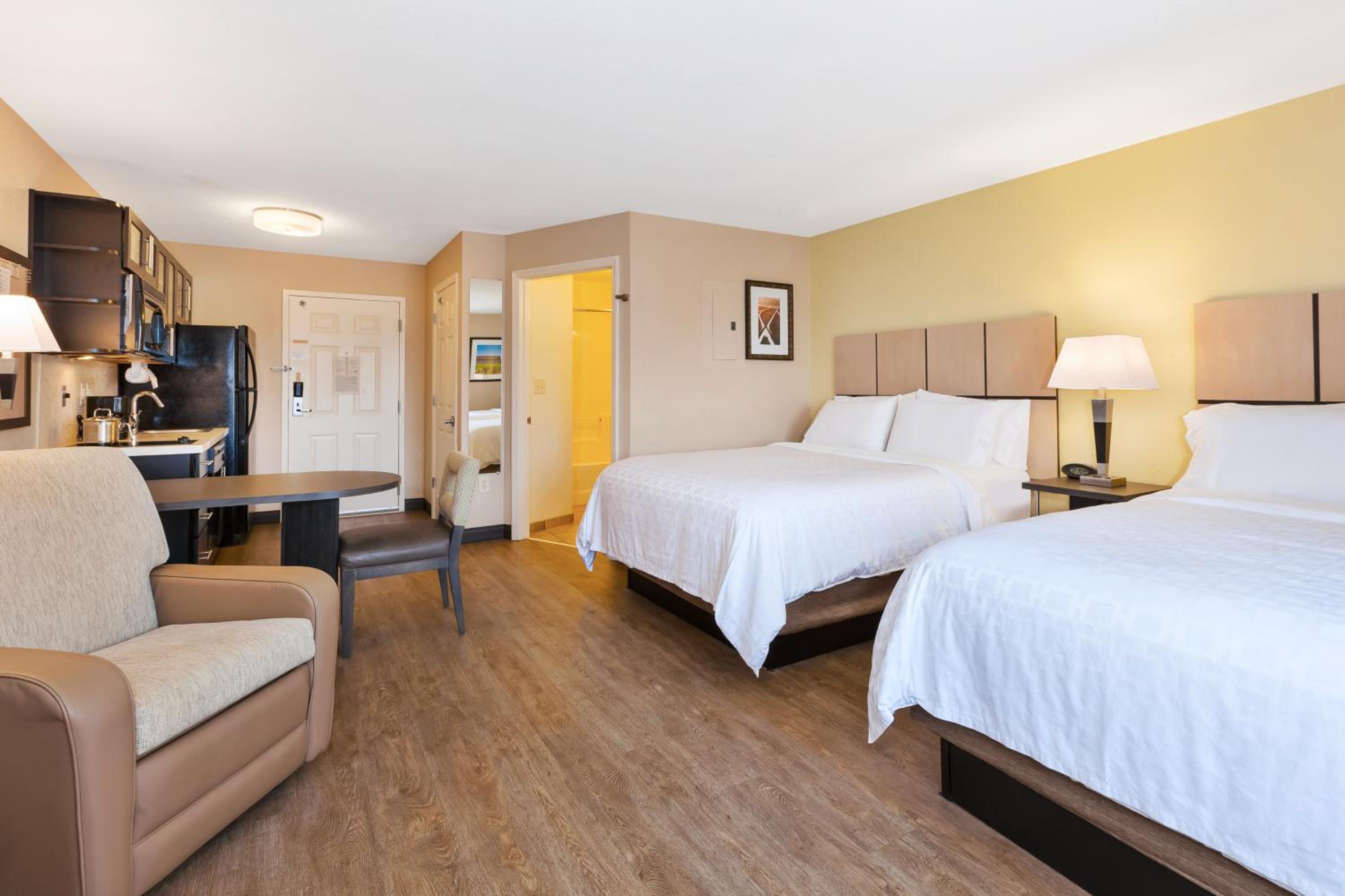 Queen Suite with Two Queen Beds - Photo 8