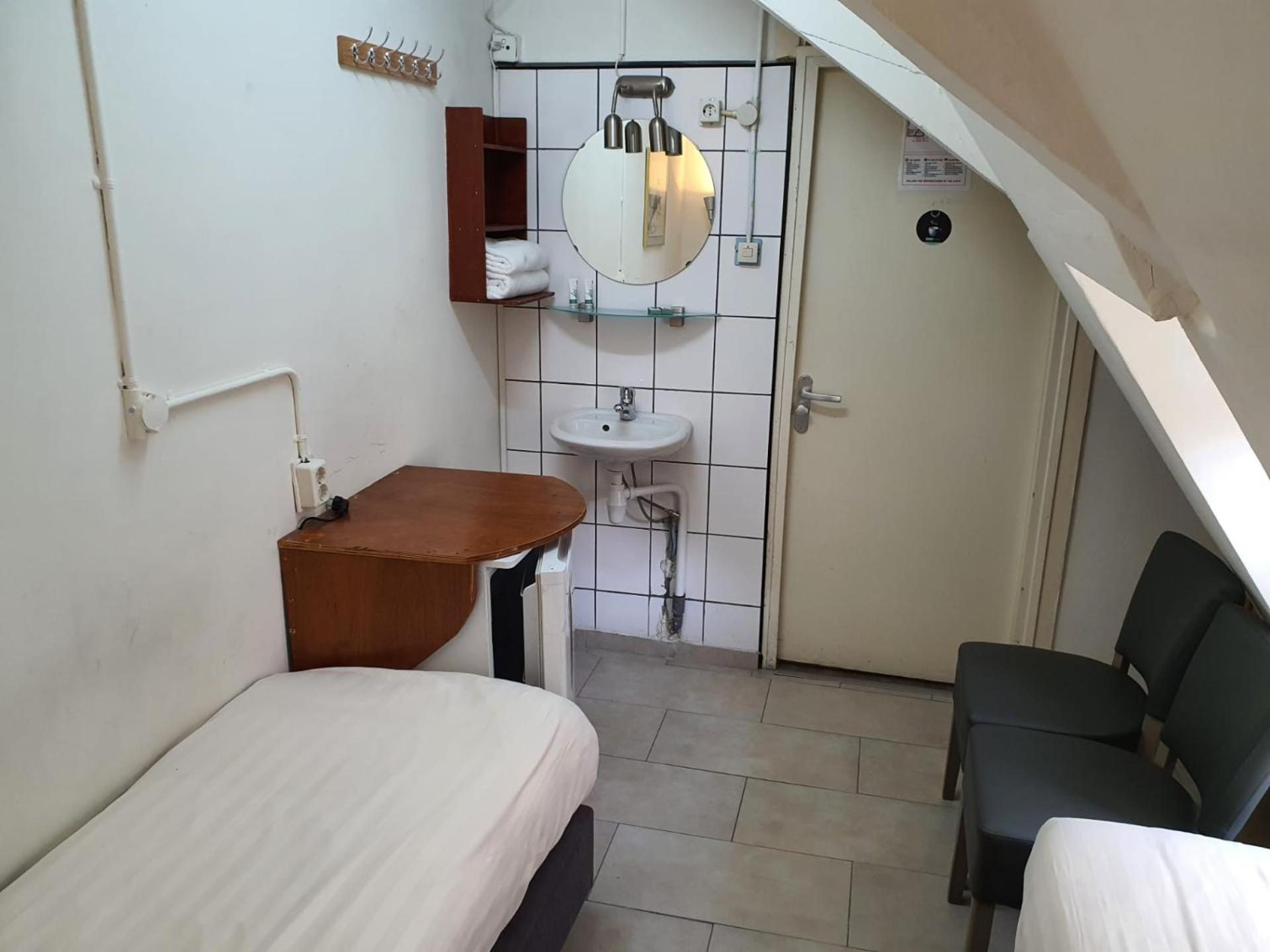 Twin Room with Shared Bathroom photo 3