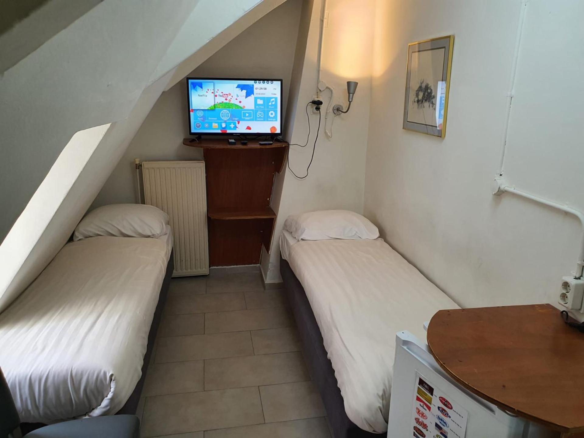 Twin Room with Shared Bathroom photo 1