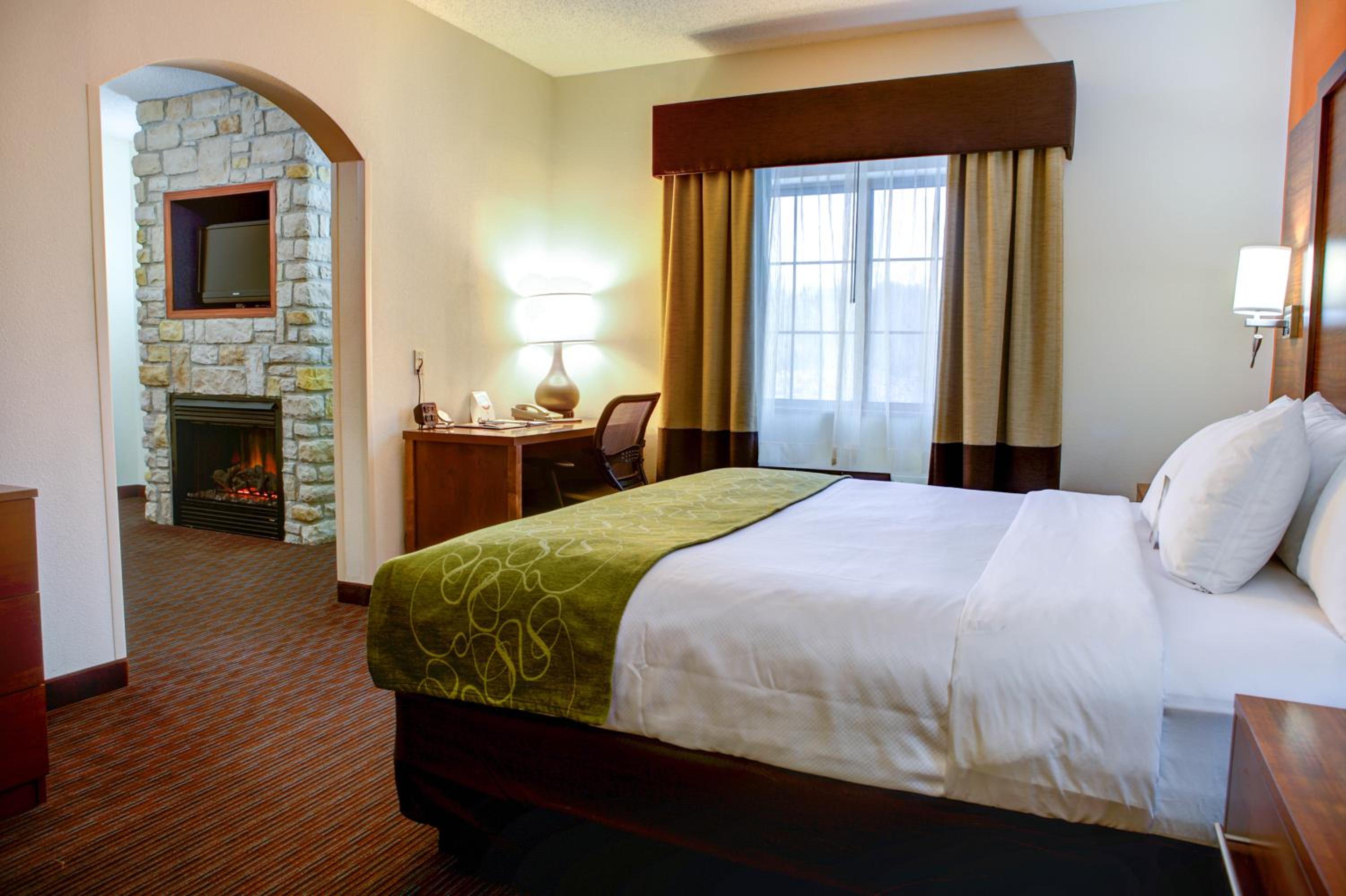 King Suite with Fireplace - Non-Smoking - Photo 3
