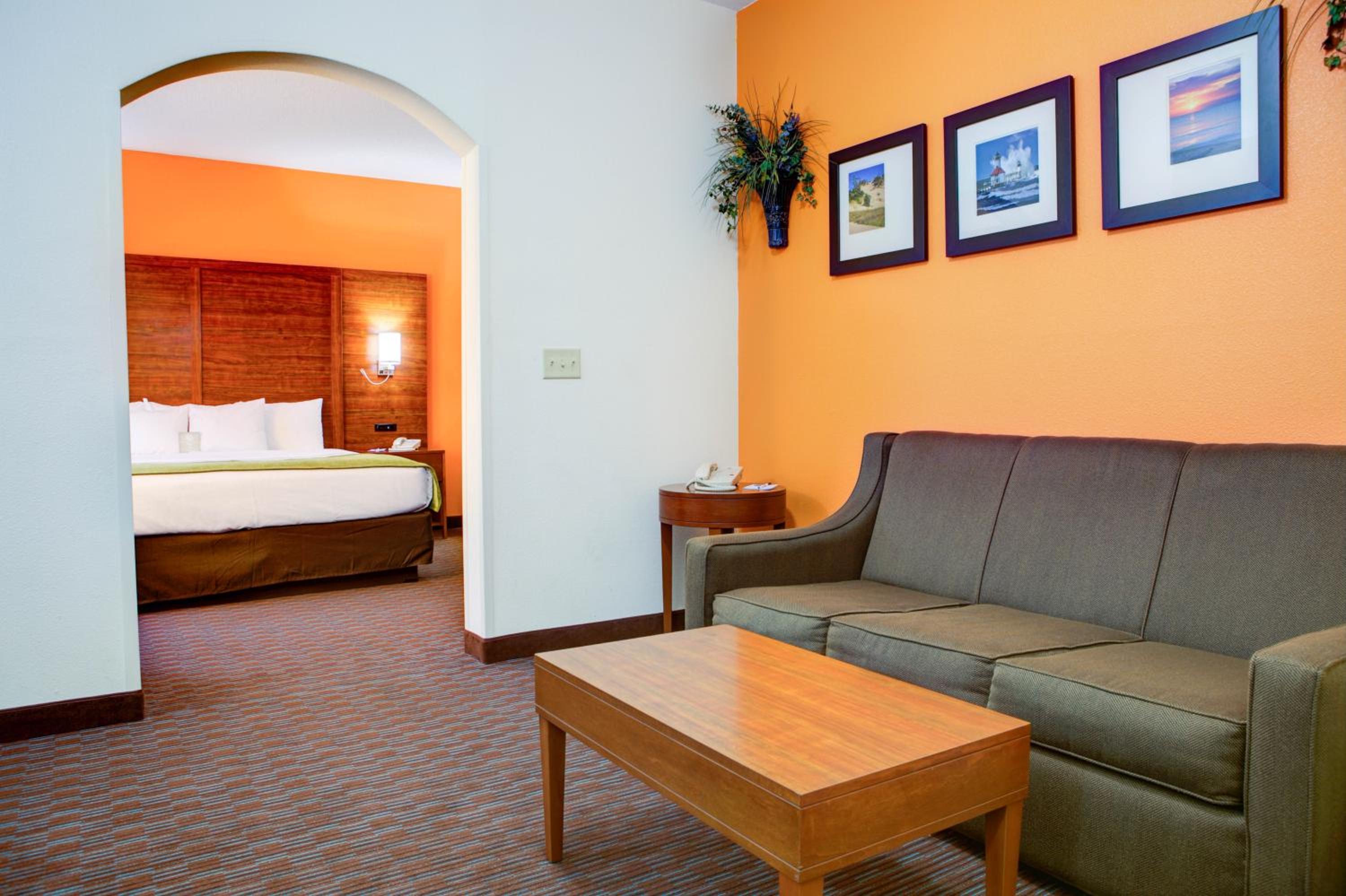 King Suite with Fireplace - Non-Smoking - Photo 4