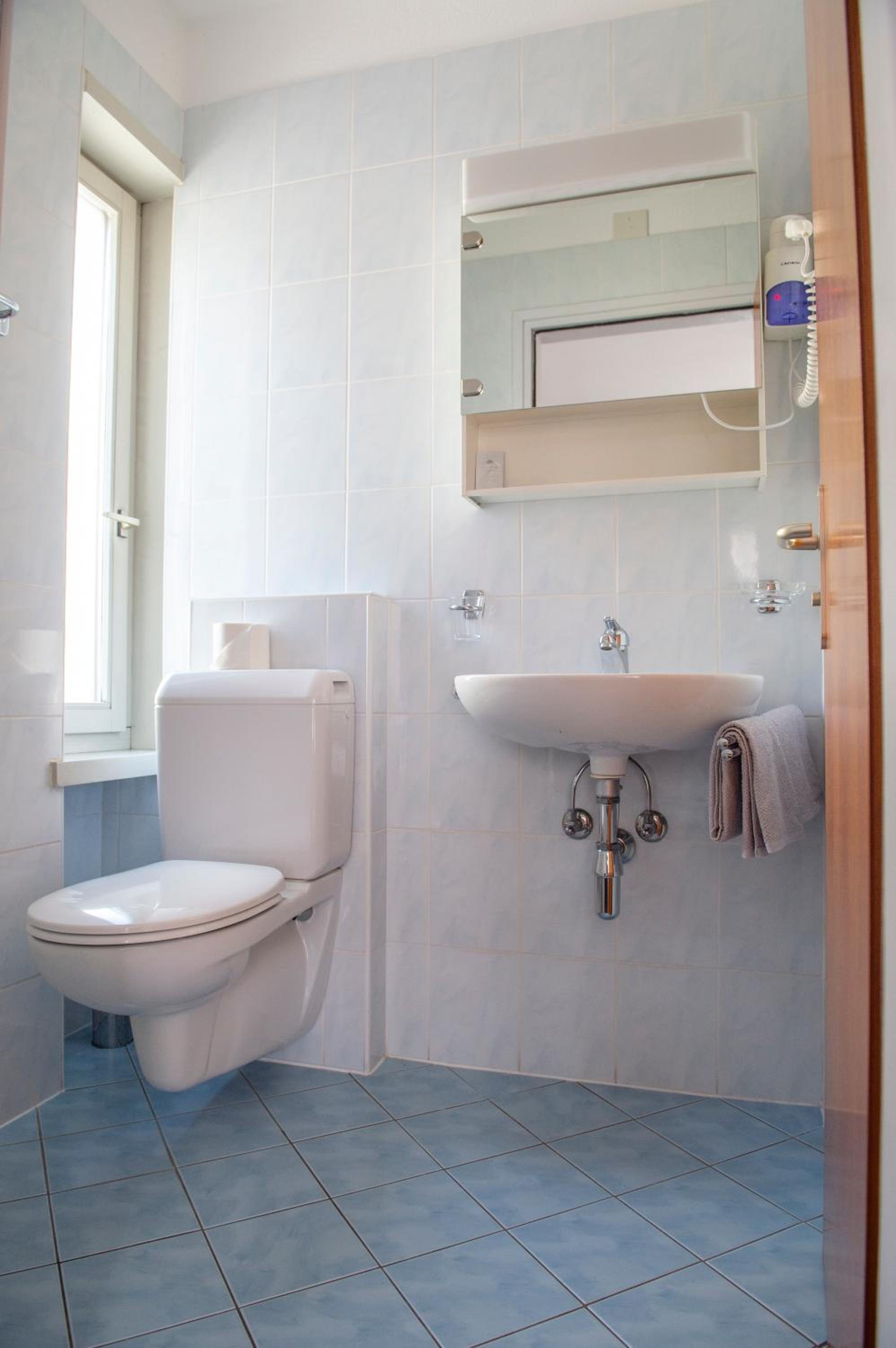 Double Room with Private Bathroom - Photo 21