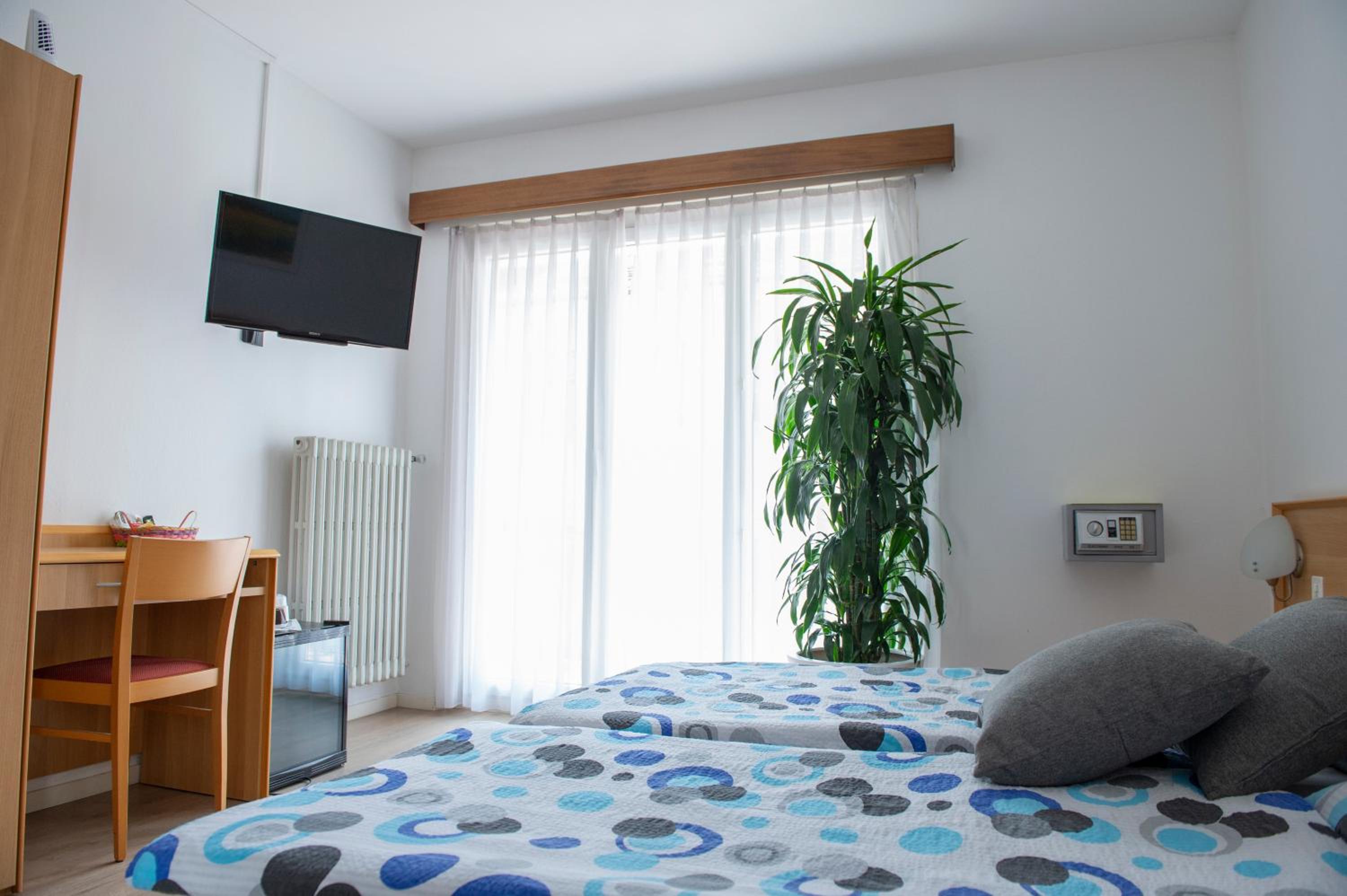 Double Room with Private Bathroom - Photo 2