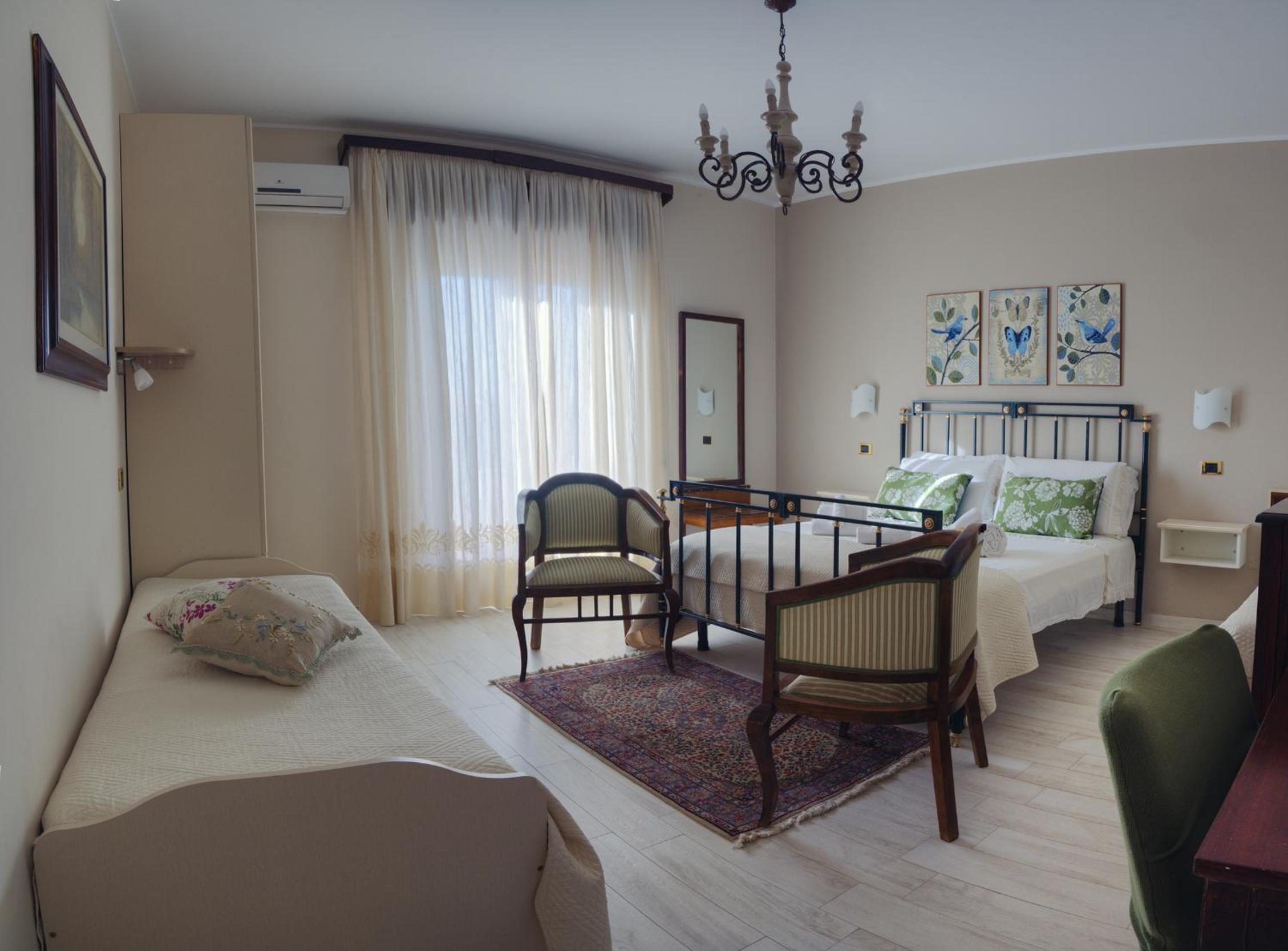 Deluxe Room (2 Adults + 1 Child) - Photo 1