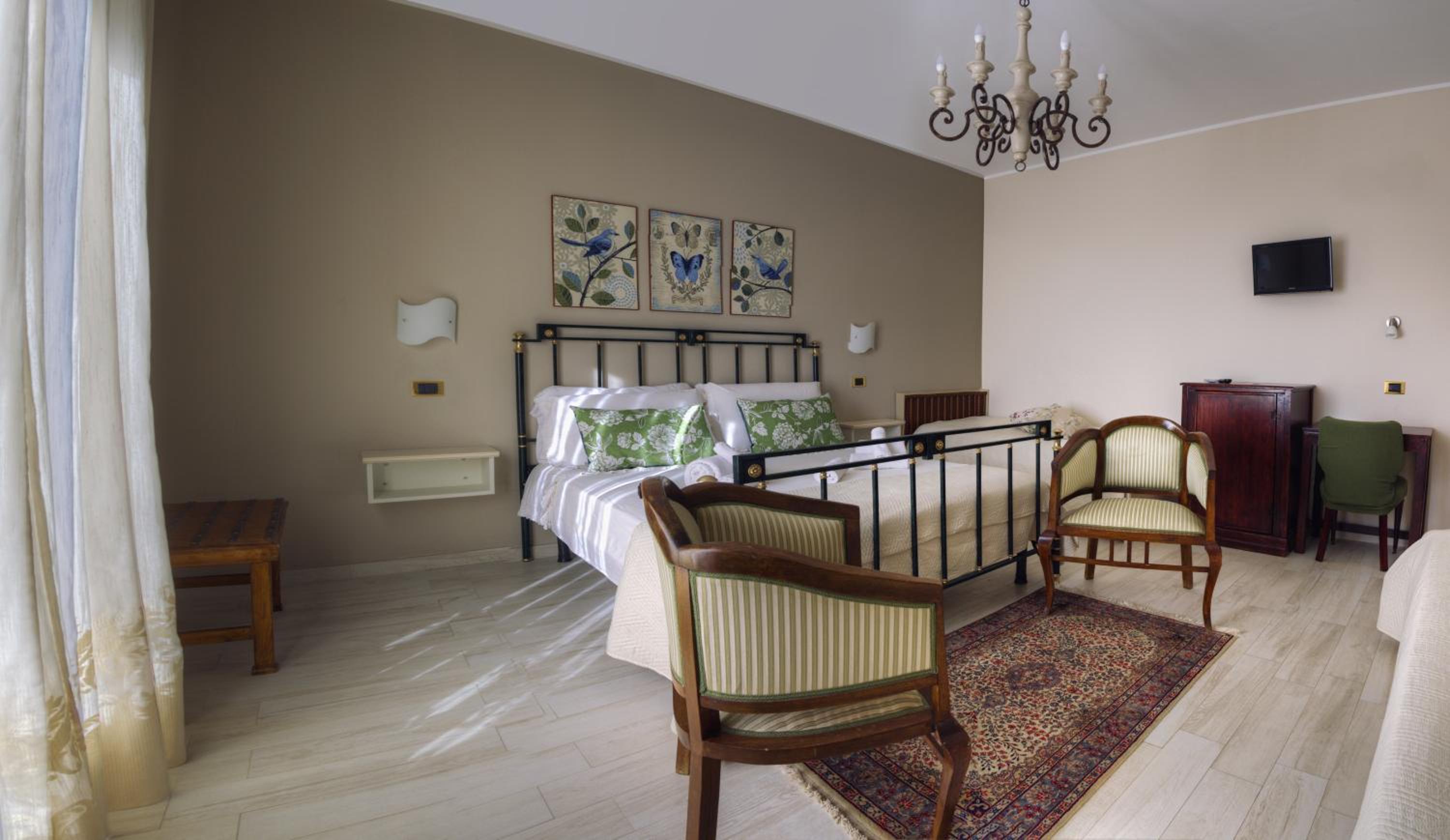 Deluxe Room (2 Adults + 1 Child) - Photo 32