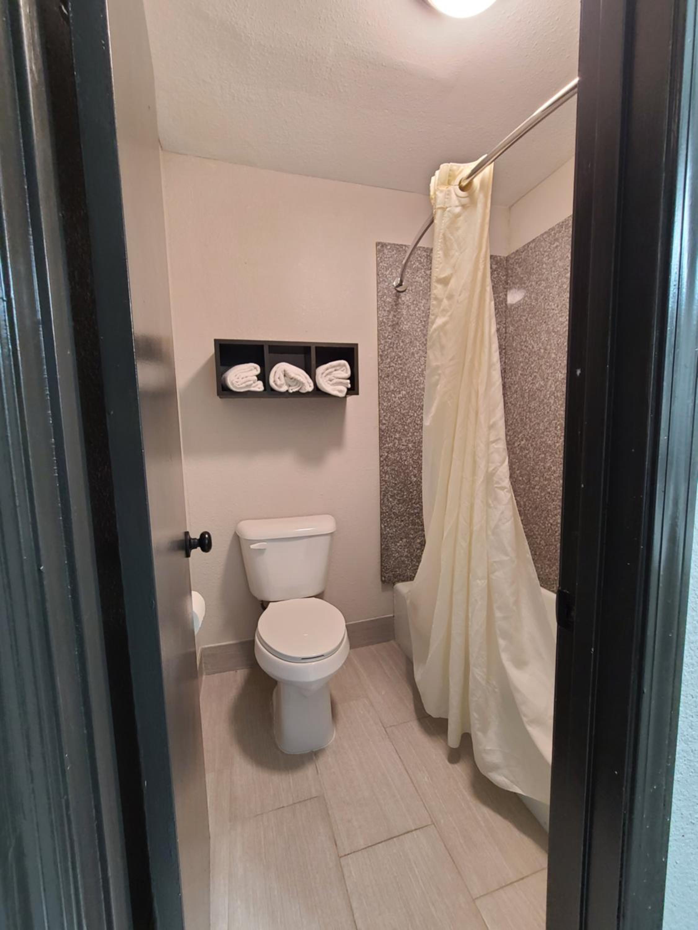 Queen Room with Two Queen Beds - Accessible/Non Smoking photo 3