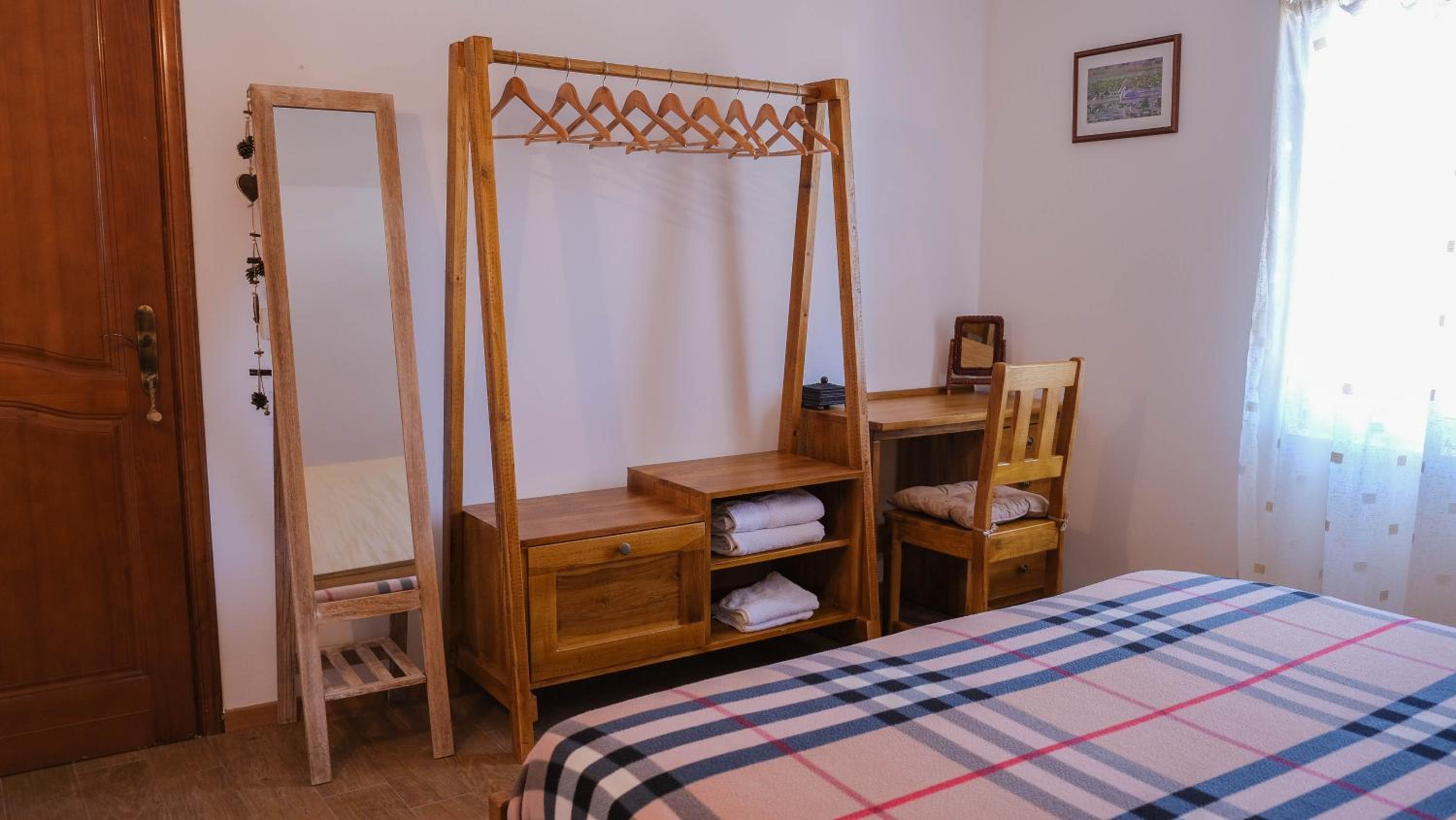 One-Bedroom Apartment with Balcony and Mountain View   photo 3
