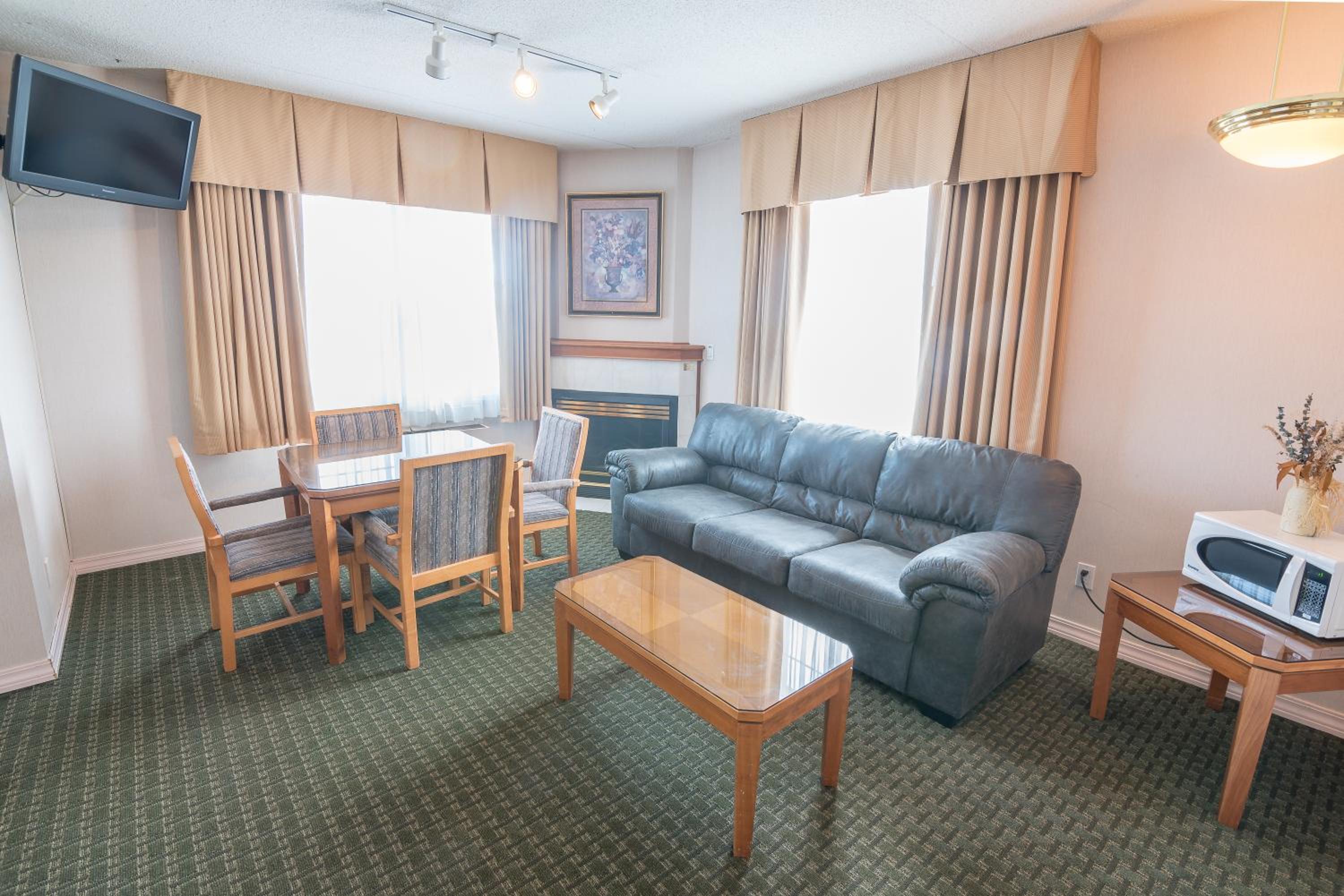 Luxury King Suite - Non-Smoking photo 3