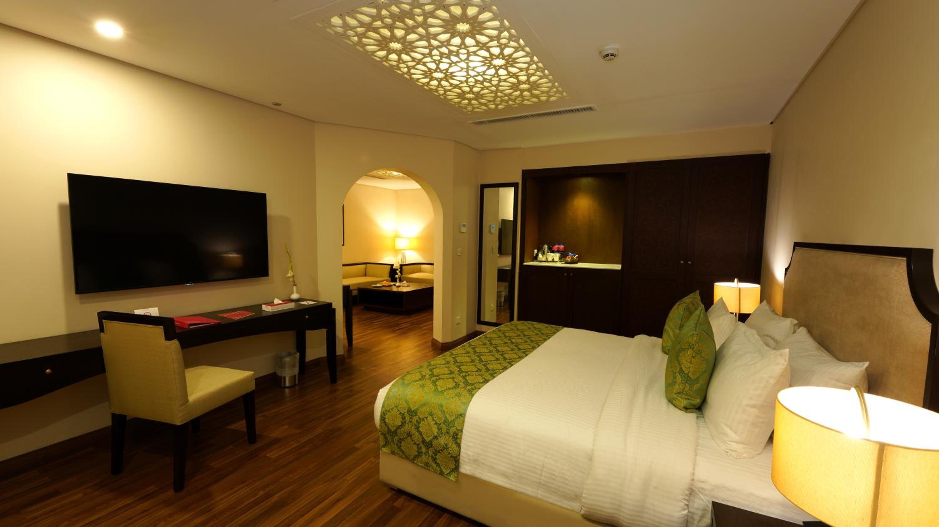 Business King Suite - Non-Smoking - Photo 1