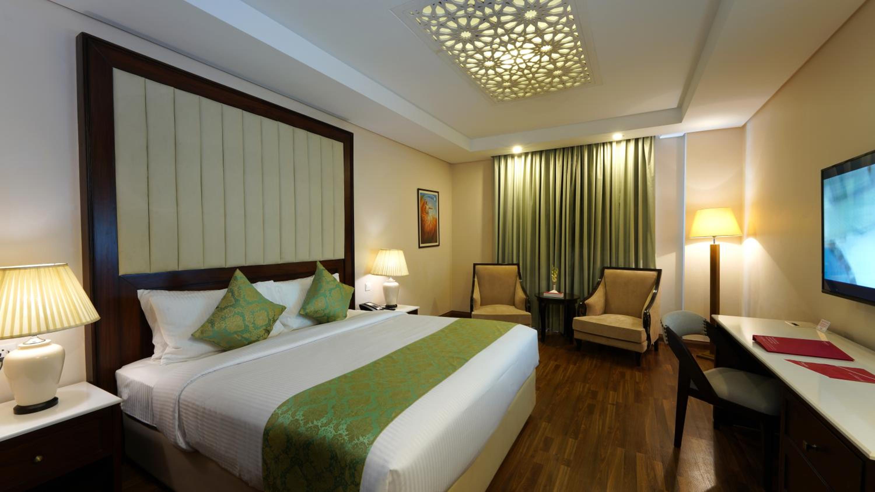 Deluxe King Room - Non-Smoking - Photo 1