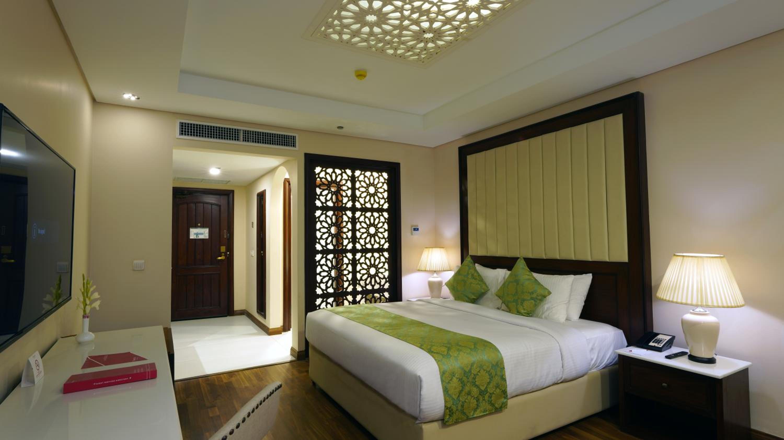 Deluxe King Room - Non-Smoking - Photo 5