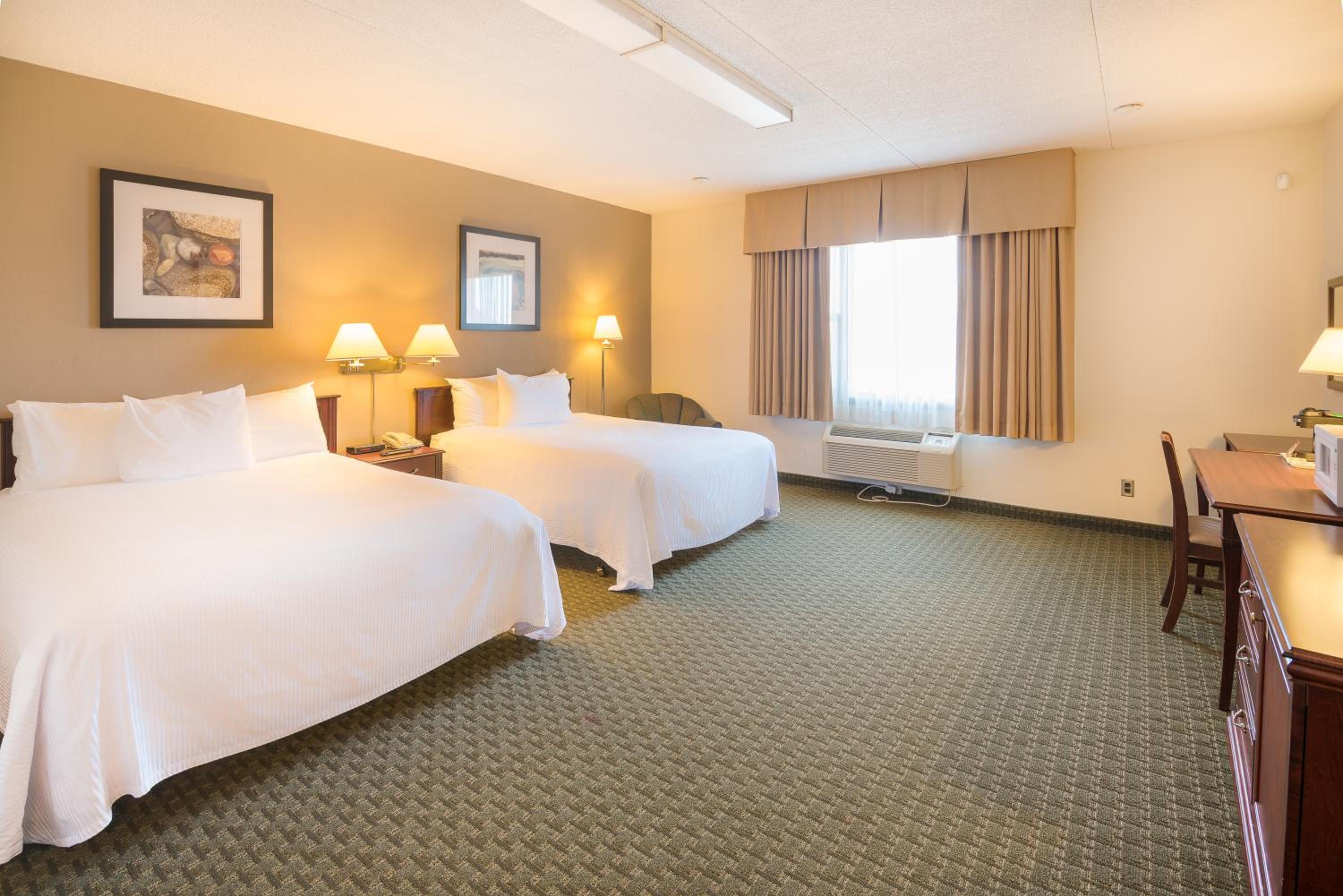 Queen Room with Two Queen Beds - Mobility Access/Non-Smoking photo 2