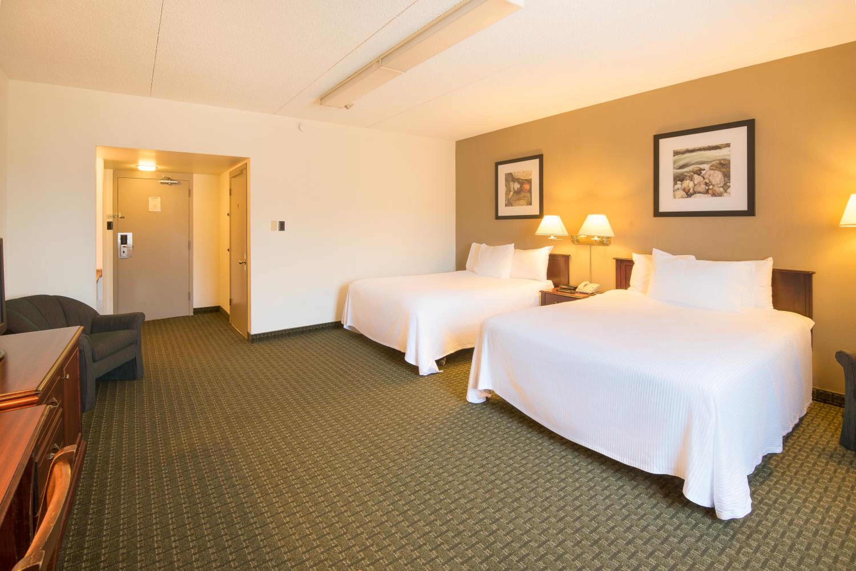 Queen Room with Two Queen Beds - Mobility Access/Non-Smoking photo 3
