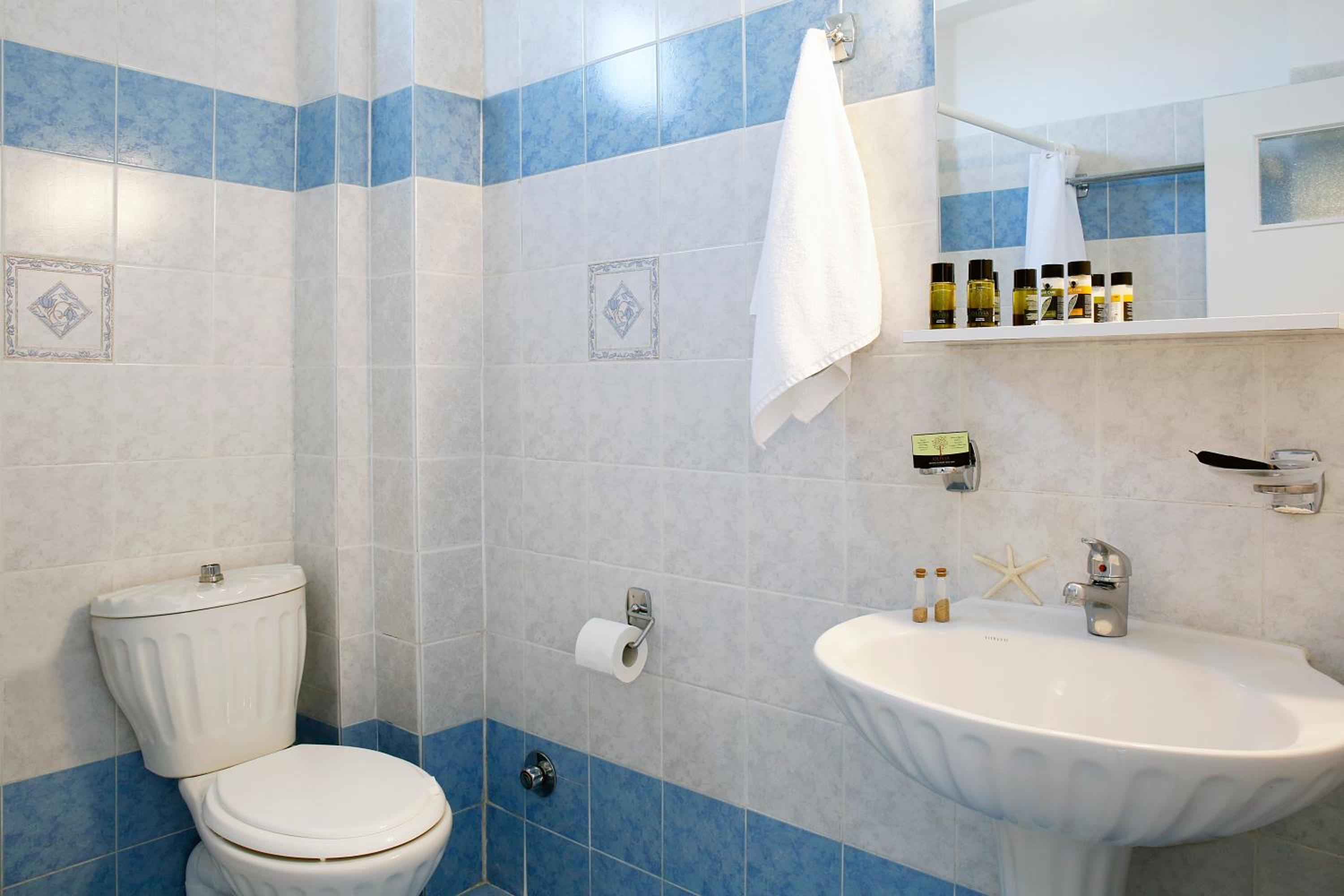 Standard Double or Twin Room with Sea View - Photo 4