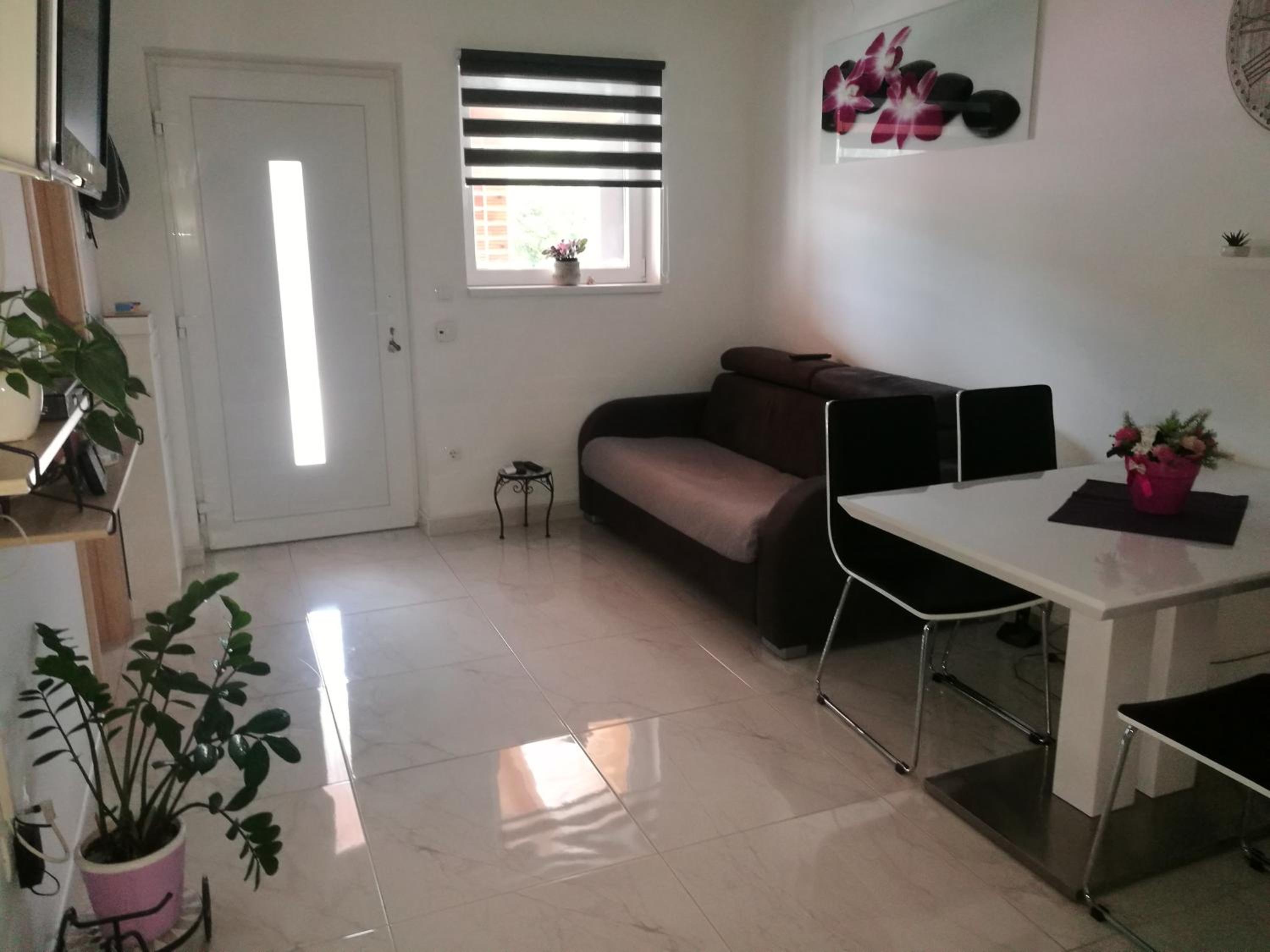 One-Bedroom Apartment - Photo 3