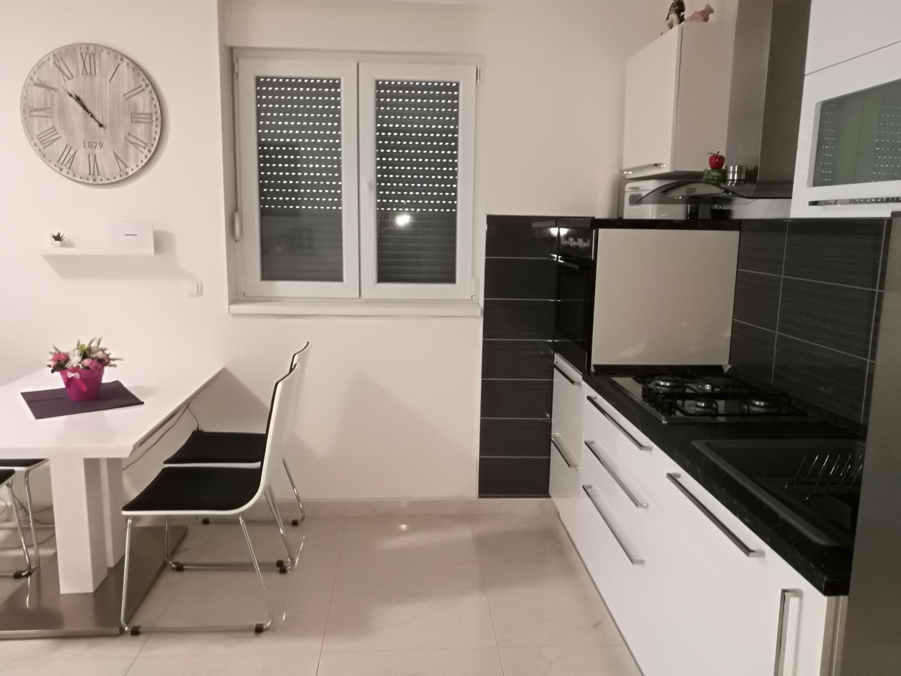 One-Bedroom Apartment - Photo 16