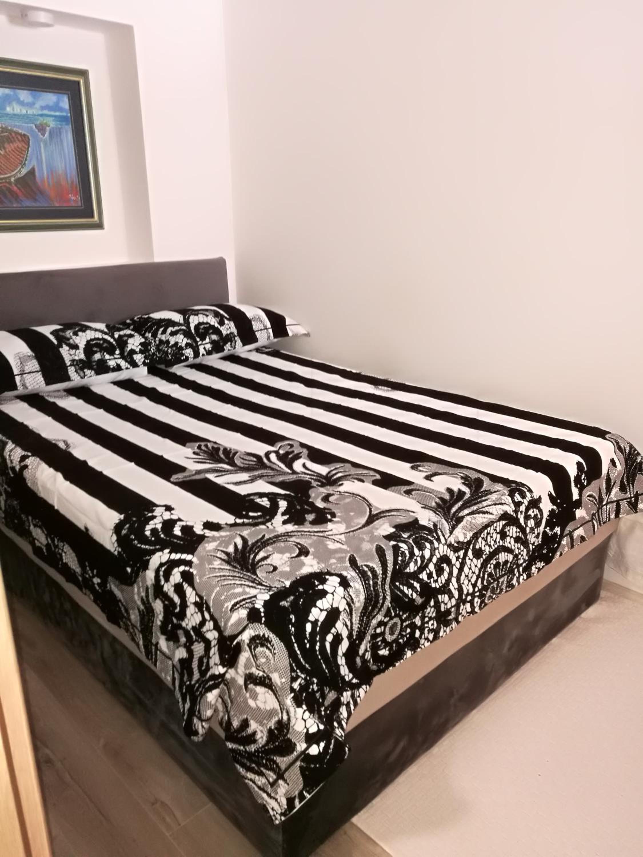 One-Bedroom Apartment - Photo 1