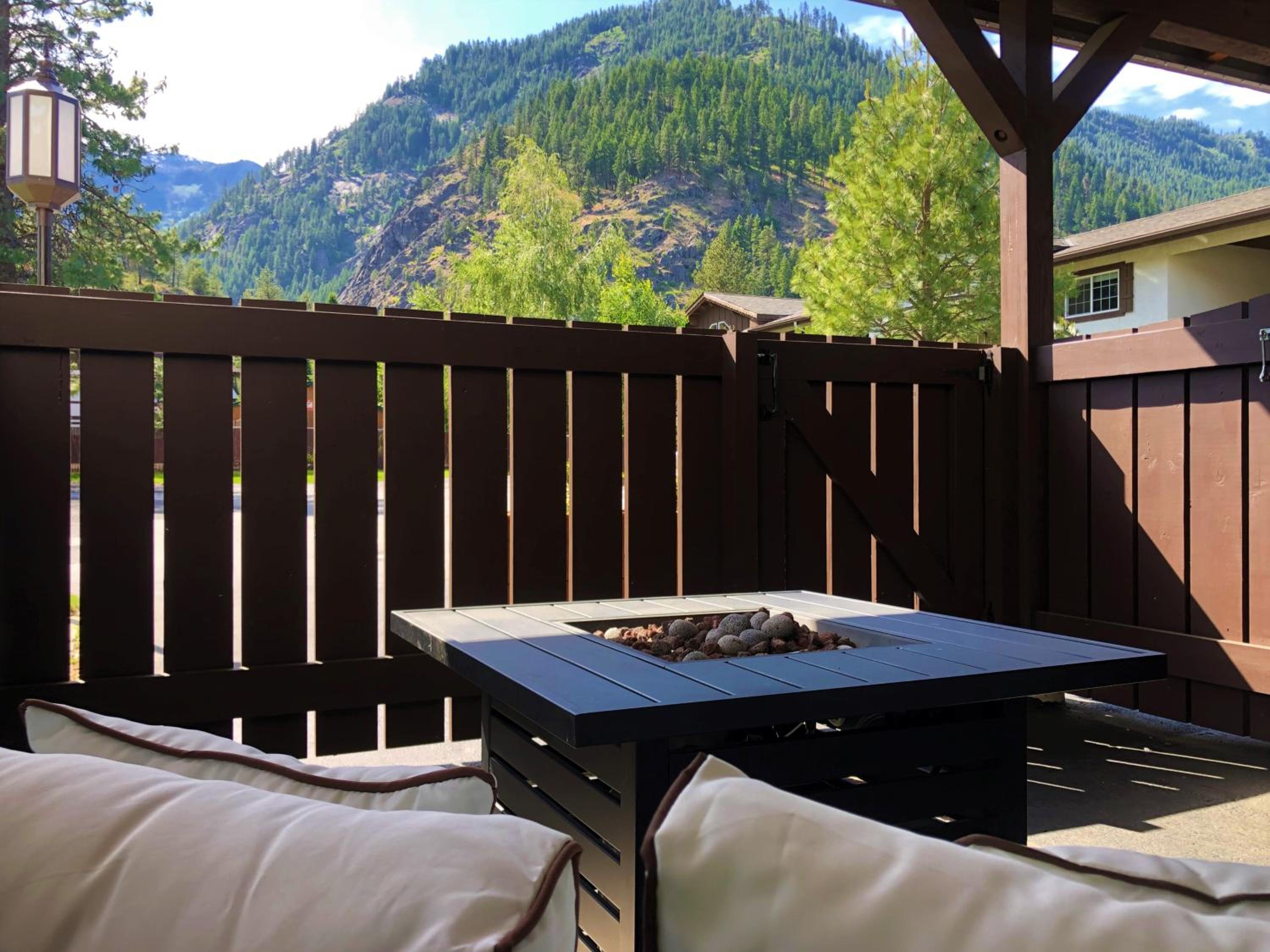 Superior King Room with Patio - Photo 6