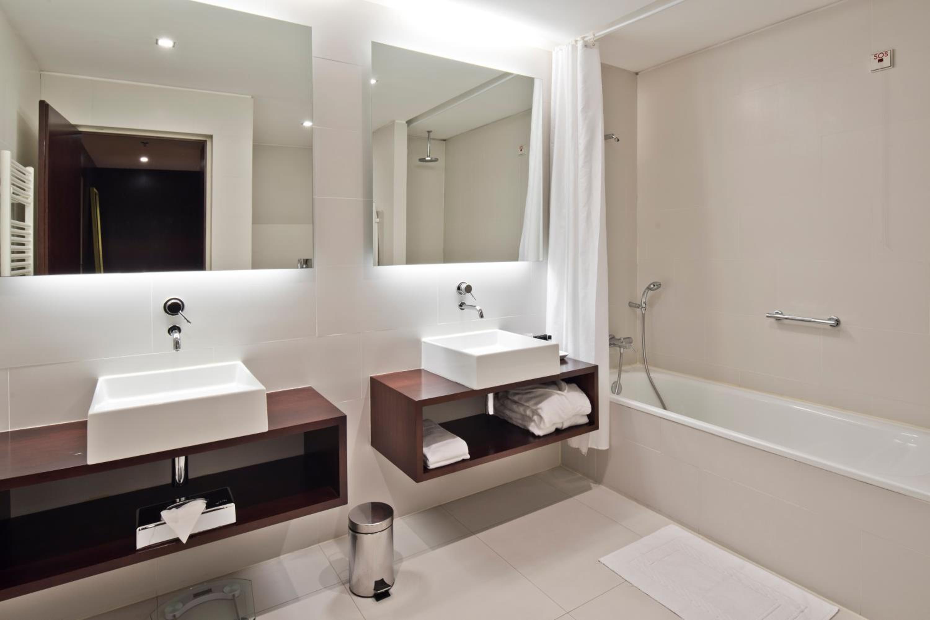 Executive Suite - Photo 13