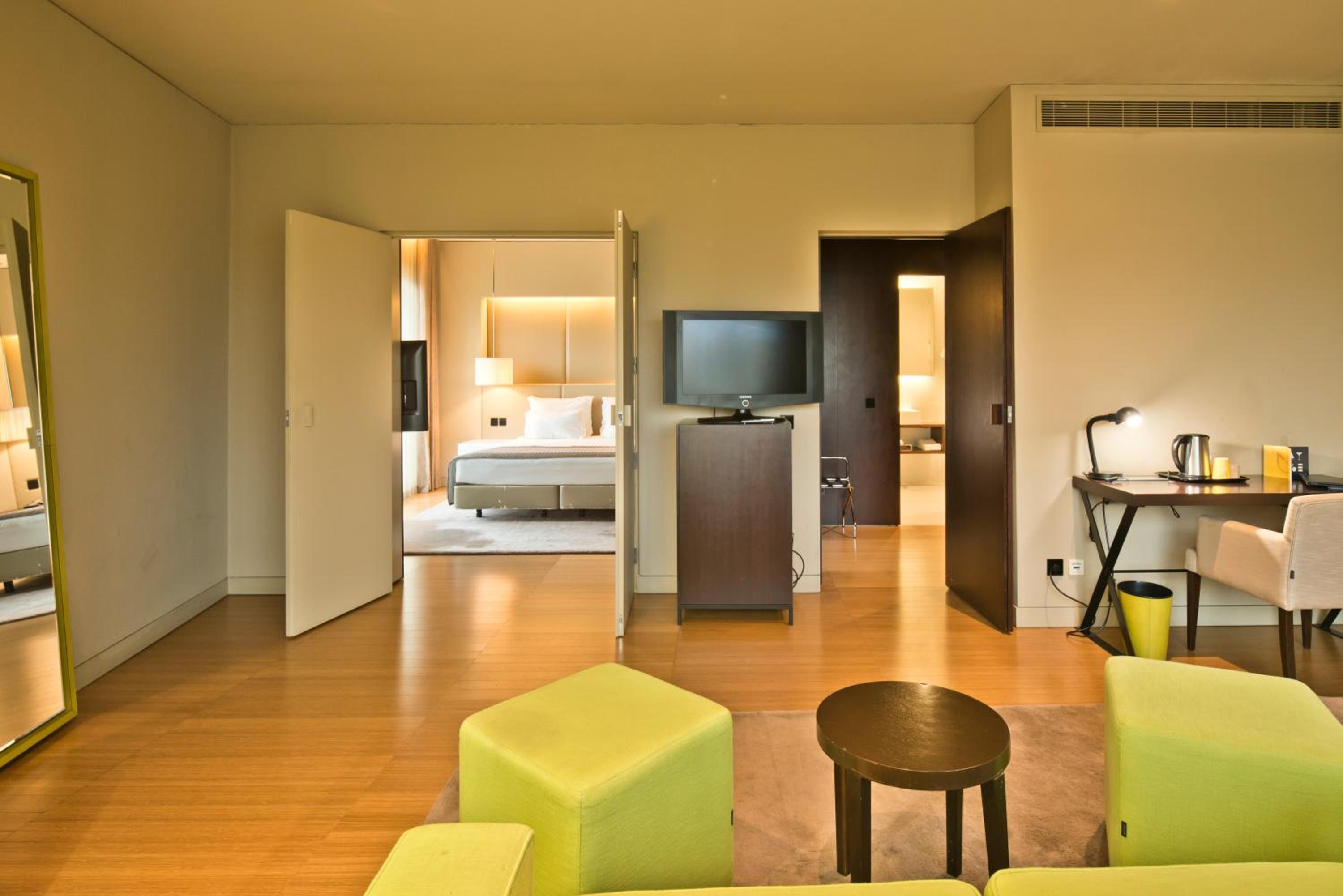 Executive Suite - Photo 5