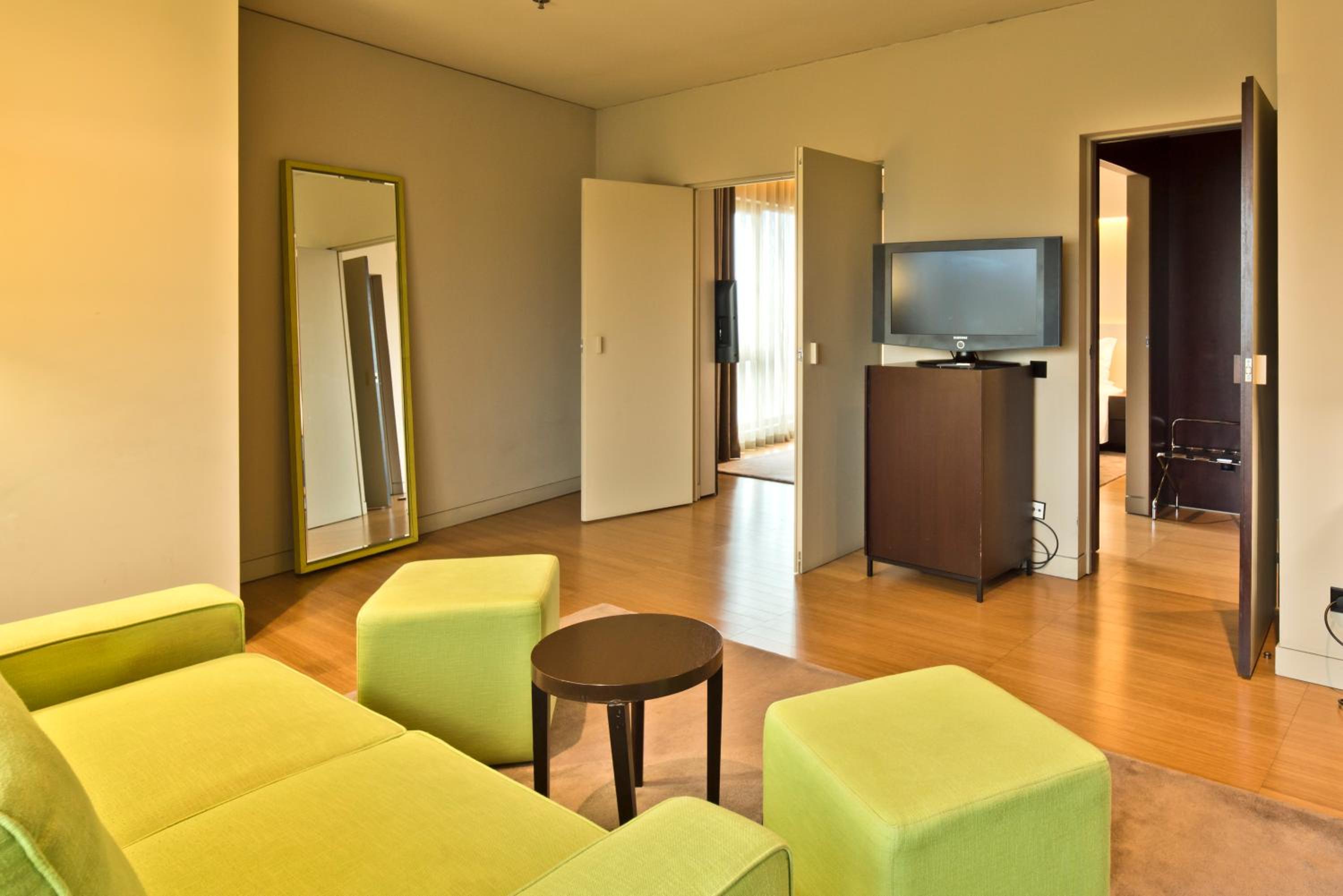 Executive Suite - Photo 11