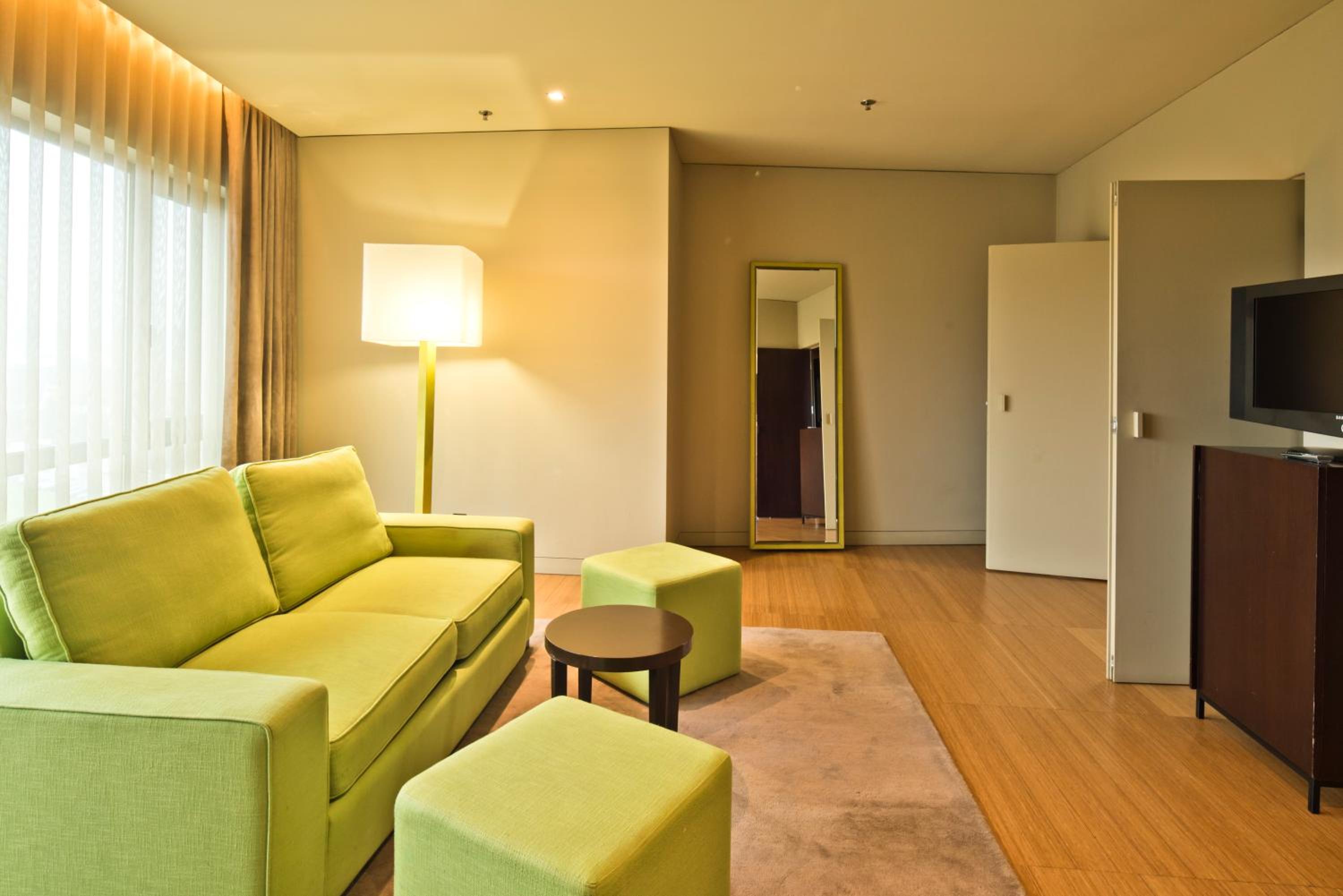 Executive Suite - Photo 12