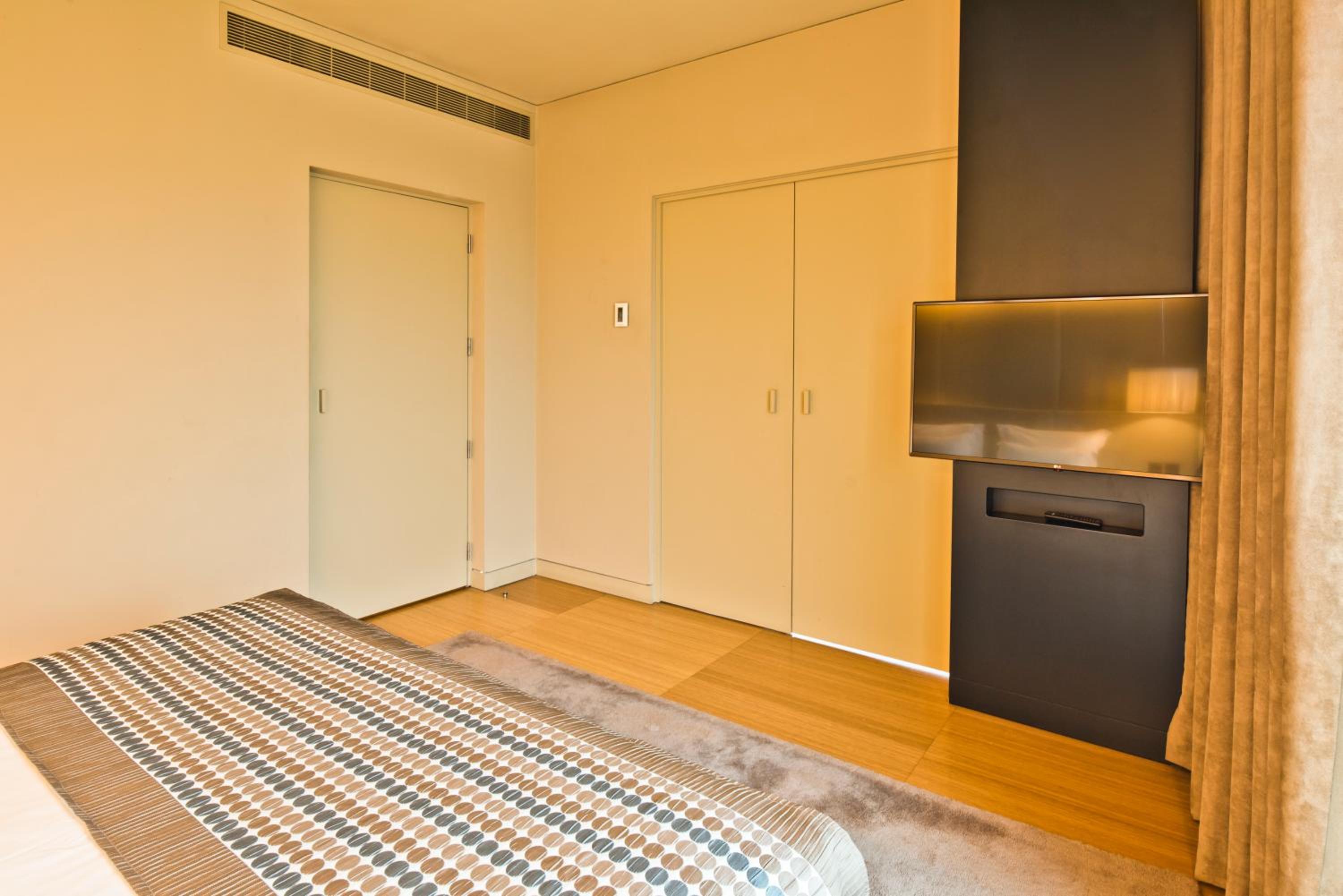 Executive Suite - Photo 2