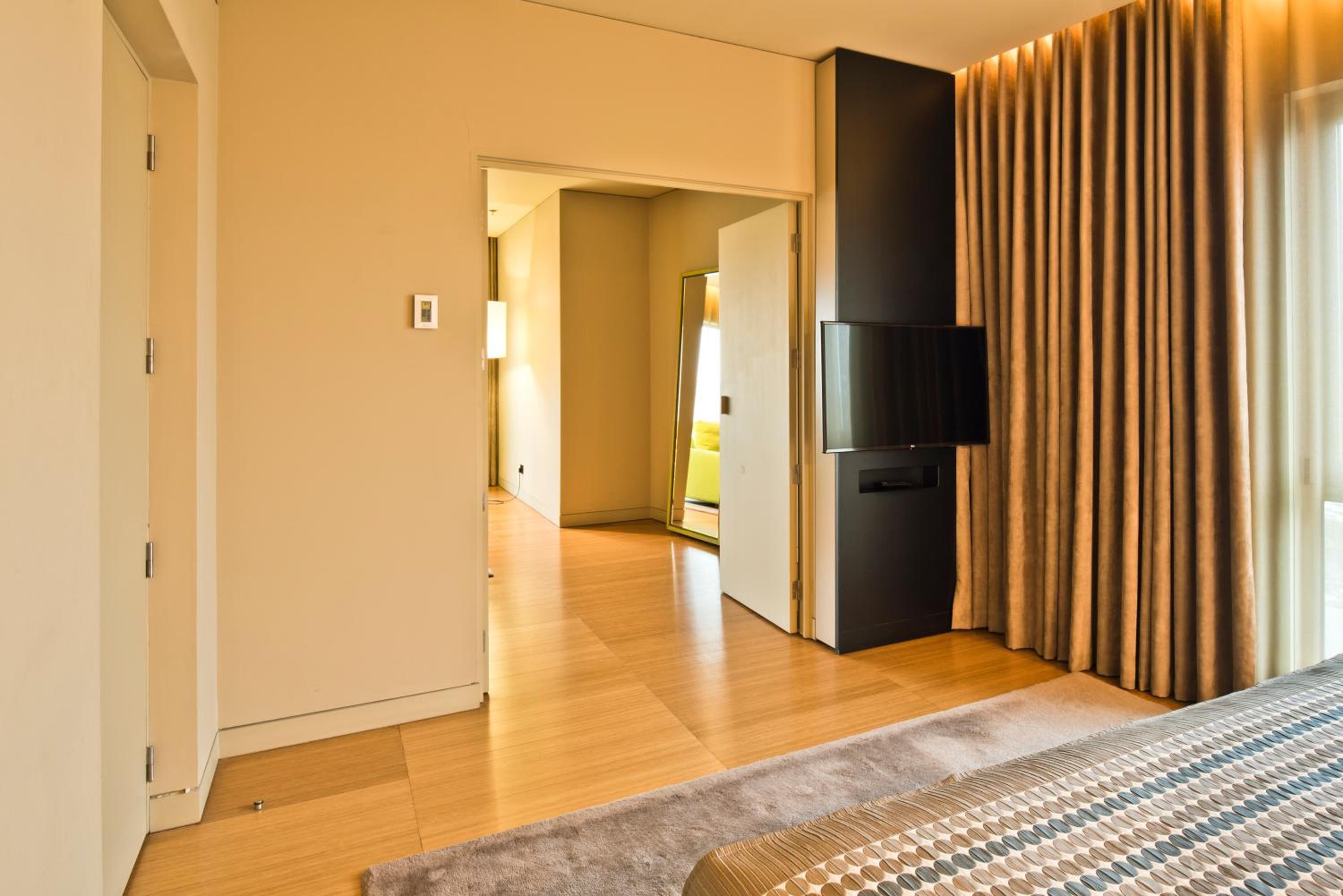 Executive Suite - Photo 17