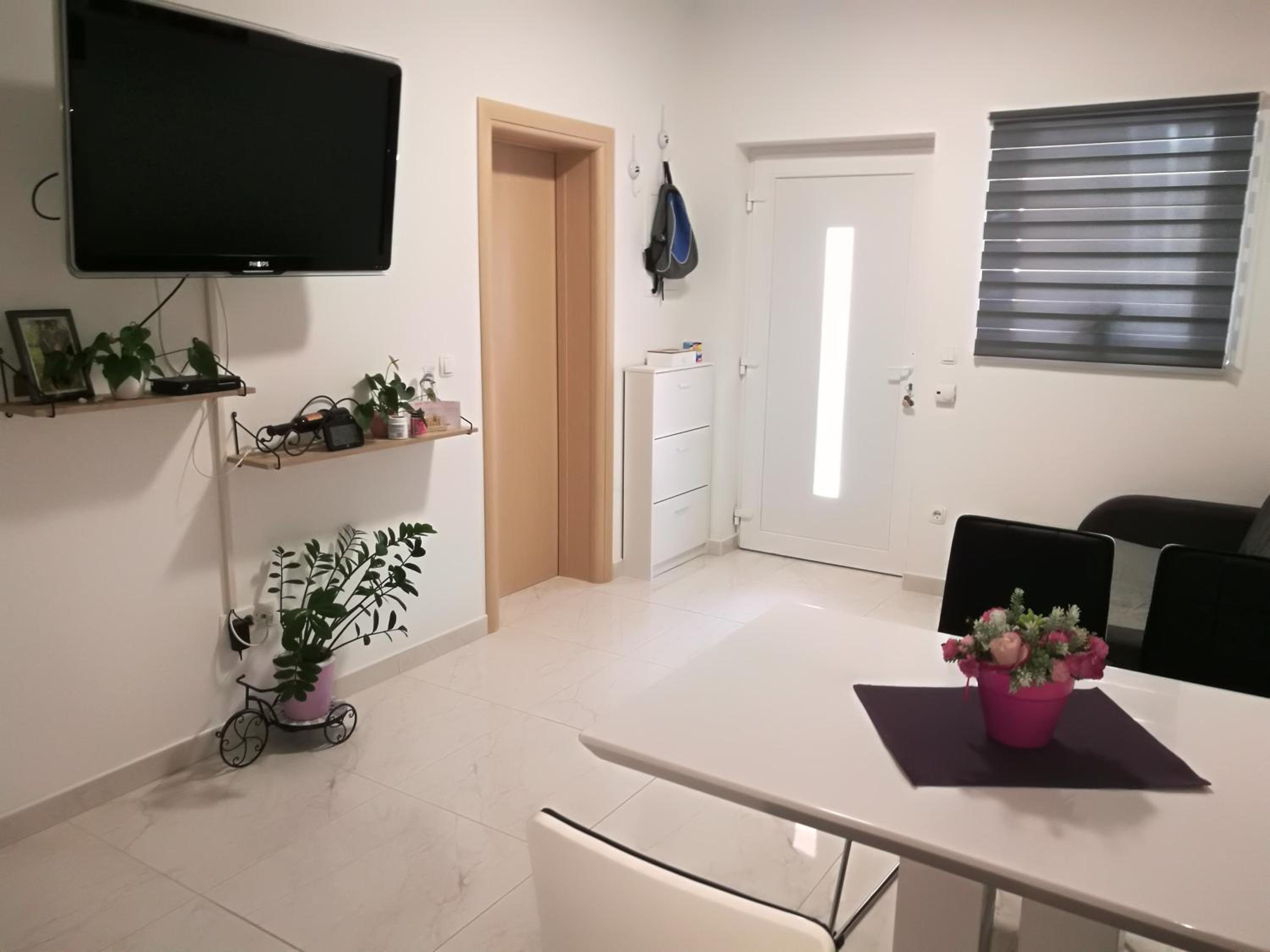 One-Bedroom Apartment - Photo 2