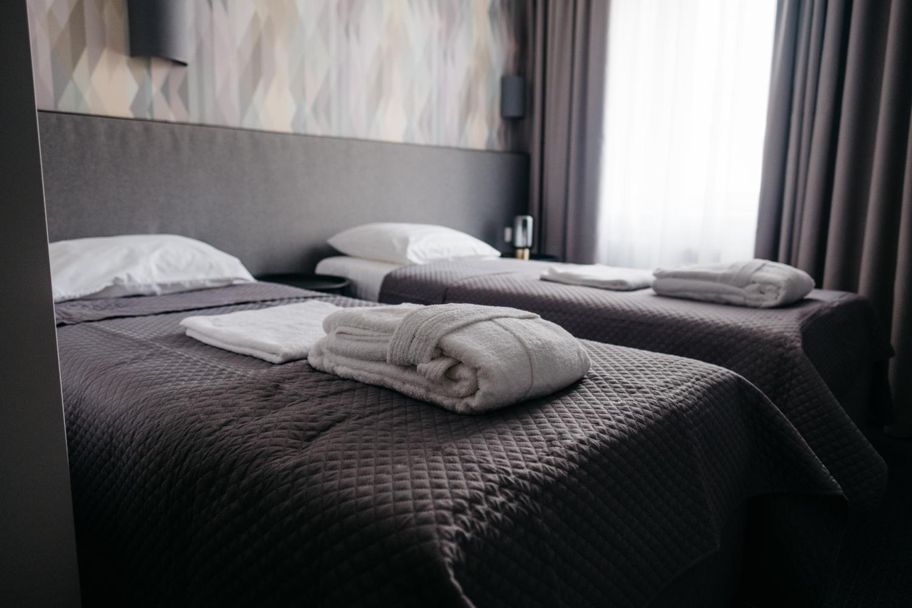 Large Double Room - Photo 9
