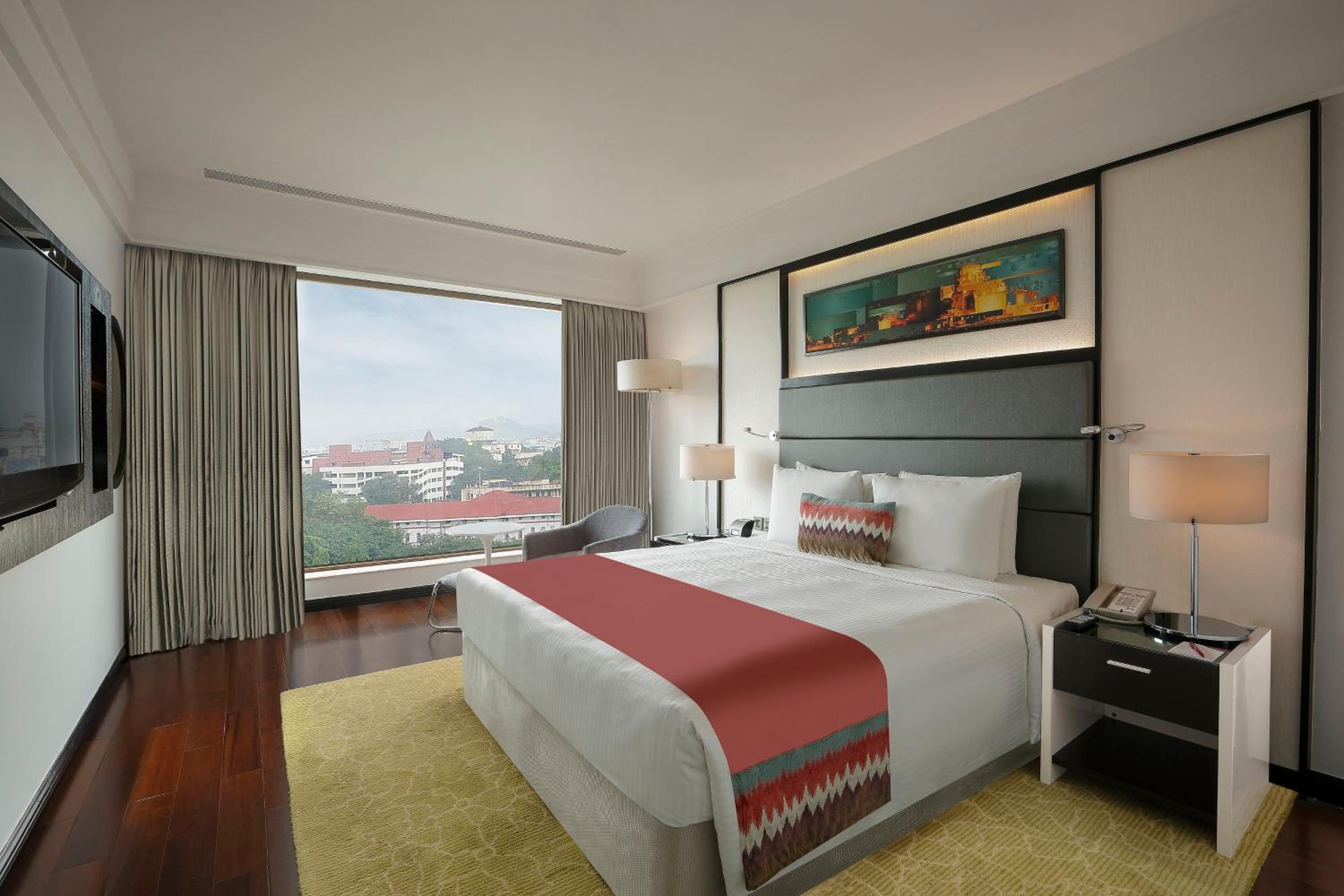 Deluxe King Room with 20% discount on Food & Beverage , Laundry and Spa