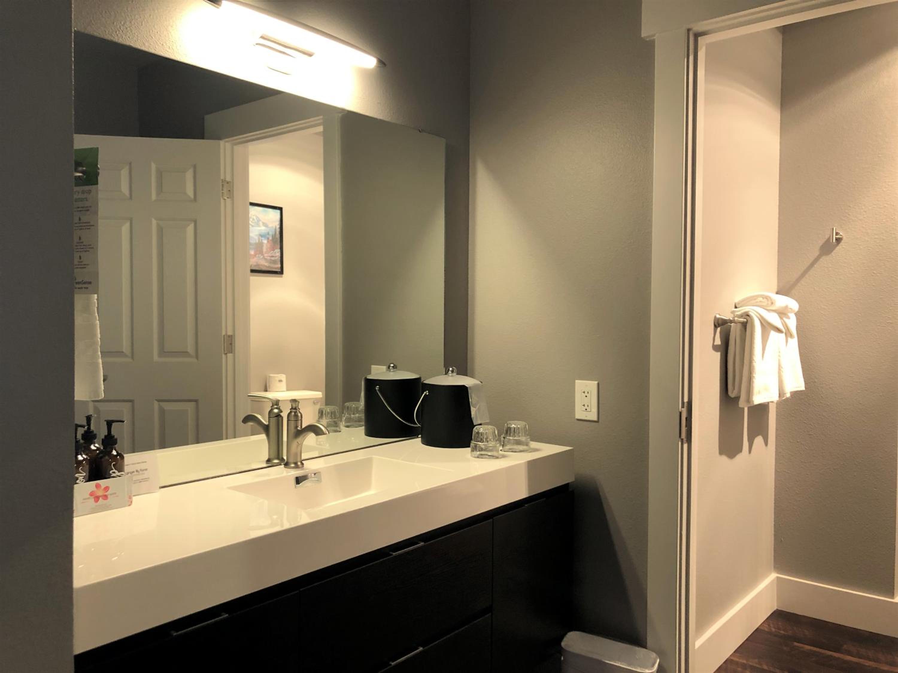 Deluxe King and Queen Room - Photo 3