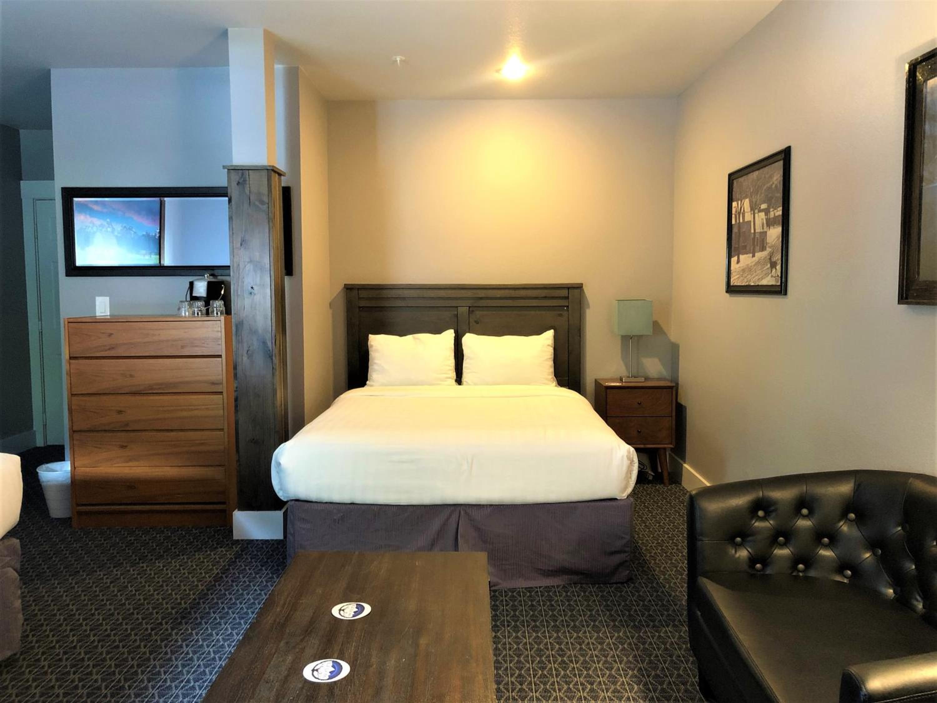 Deluxe King and Queen Room - Photo 2