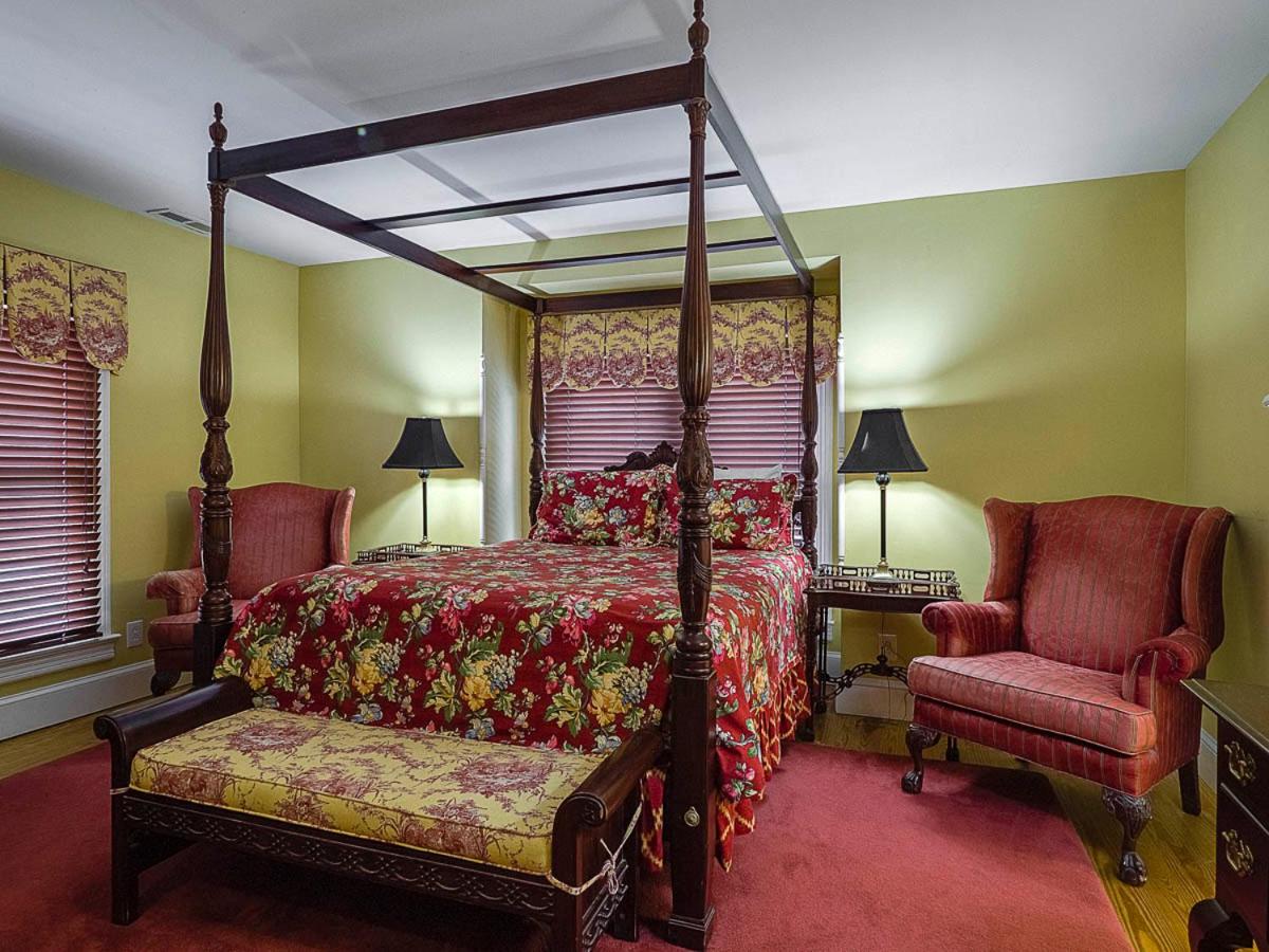 Queen Room with Fireplace - Top Floor photo 2