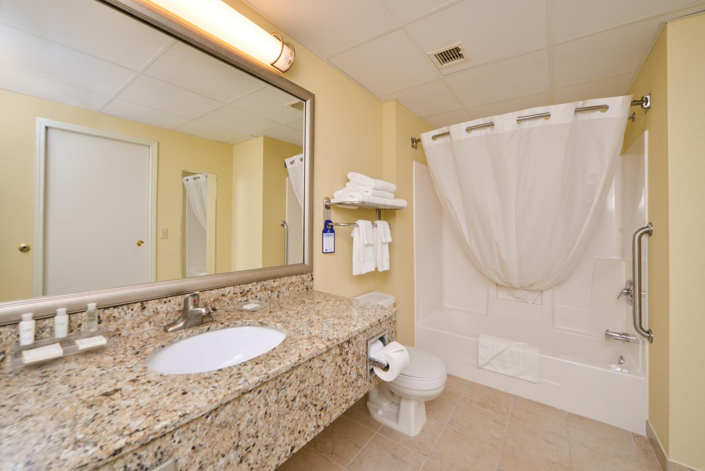 King Suite with Living room - Disability Access/Non Smoking photo 3