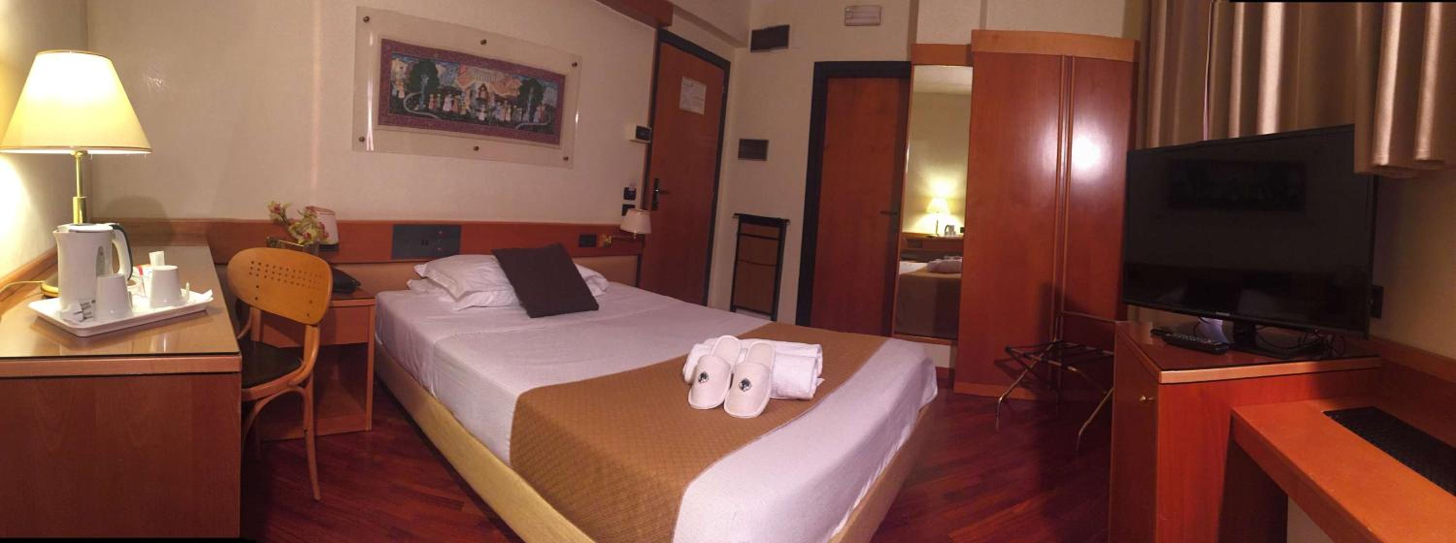 Classic King Room - Photo 10