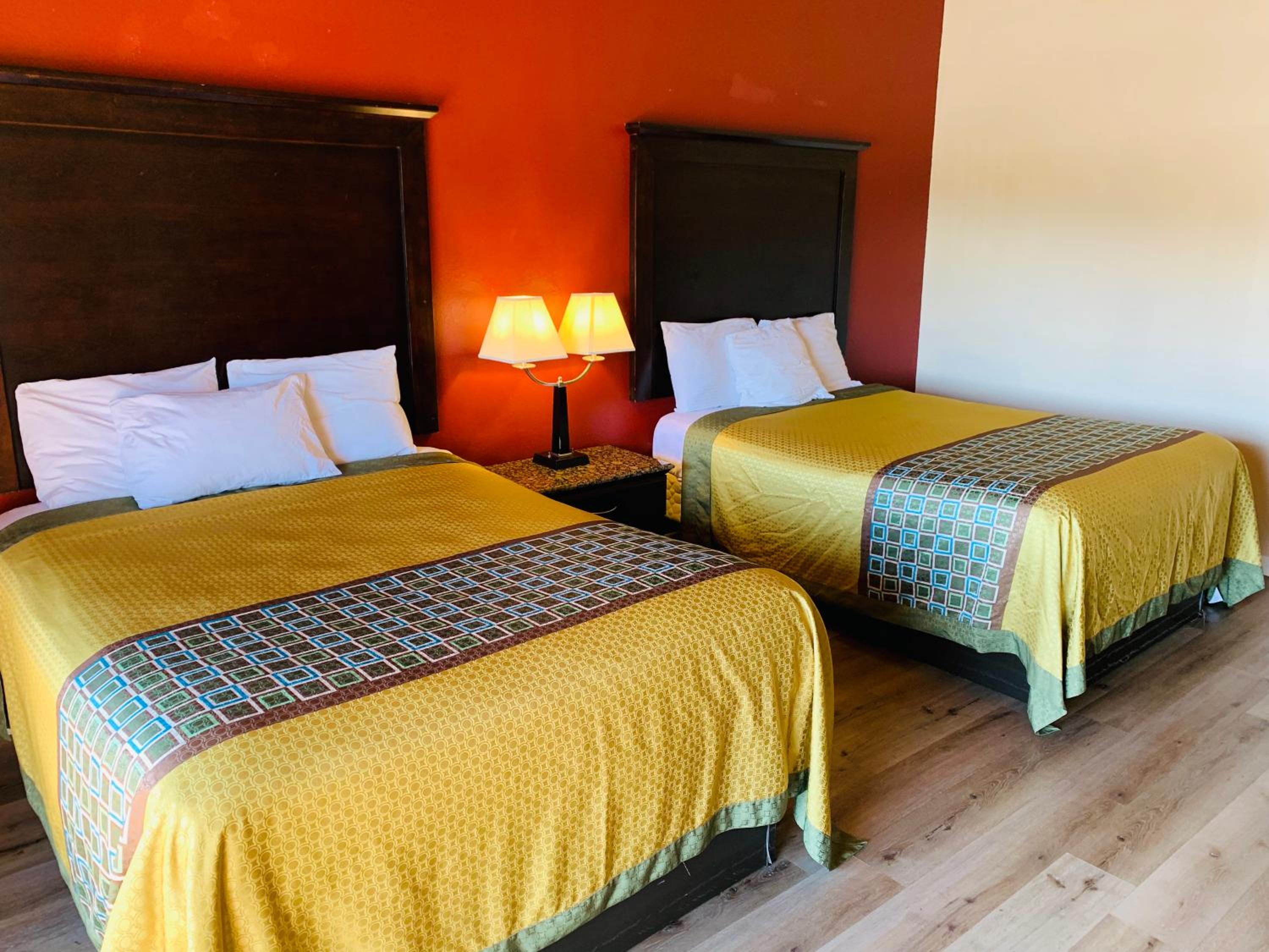 Queen Room with Two Queen Beds - Non-Smoking - Photo 3