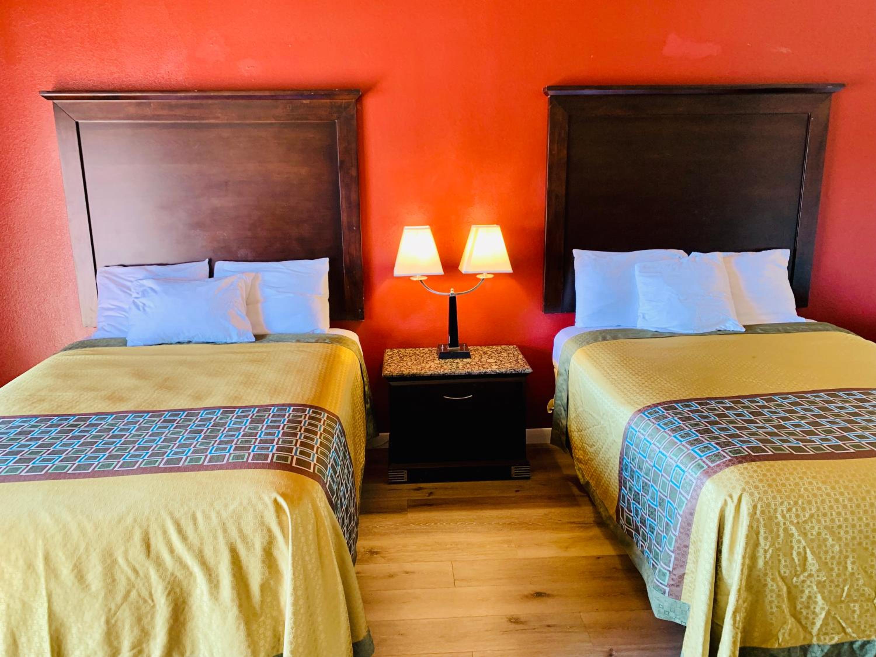 Queen Room with Two Queen Beds - Non-Smoking - Photo 1
