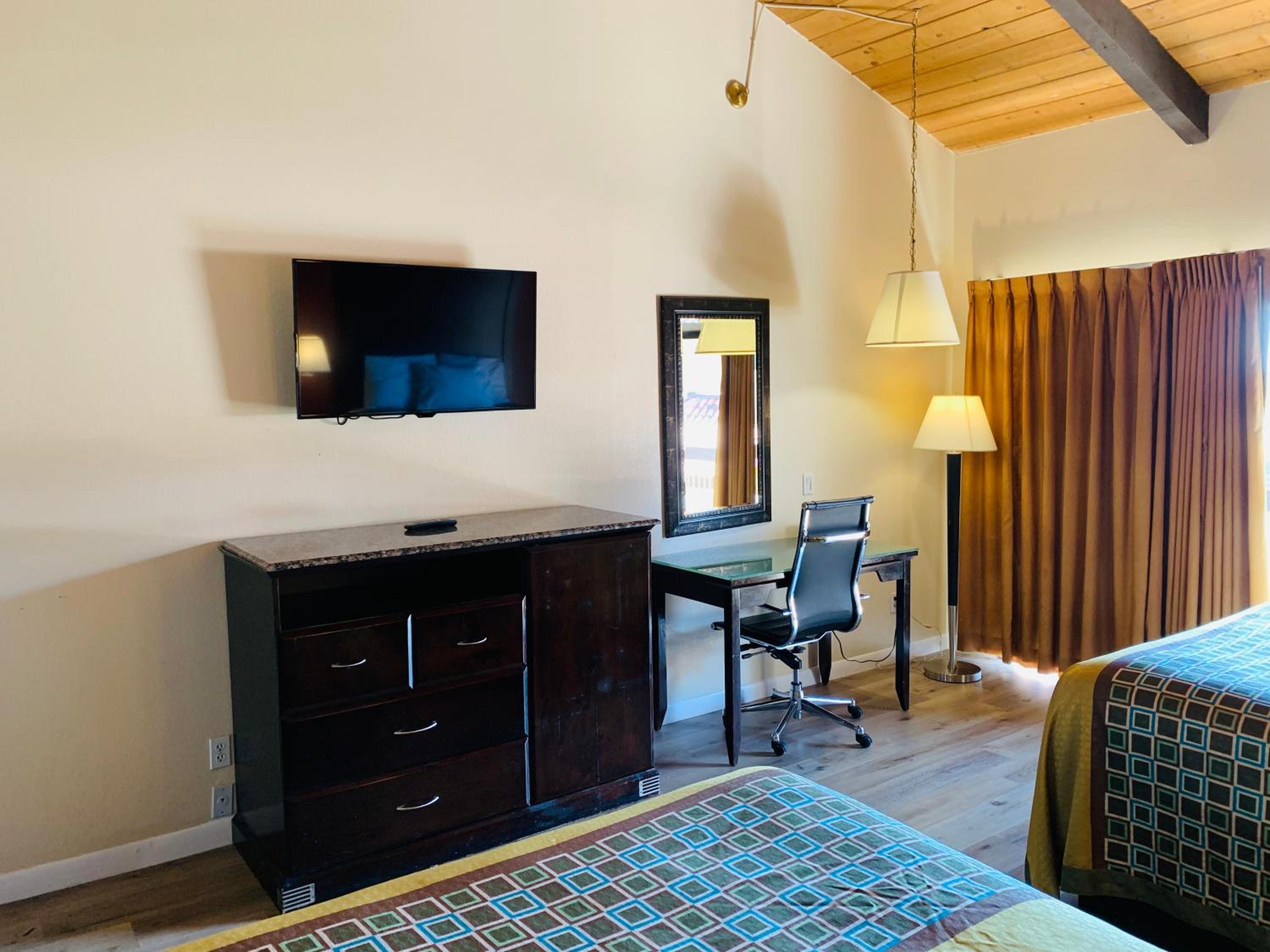 Queen Room with Two Queen Beds - Non-Smoking - Photo 8