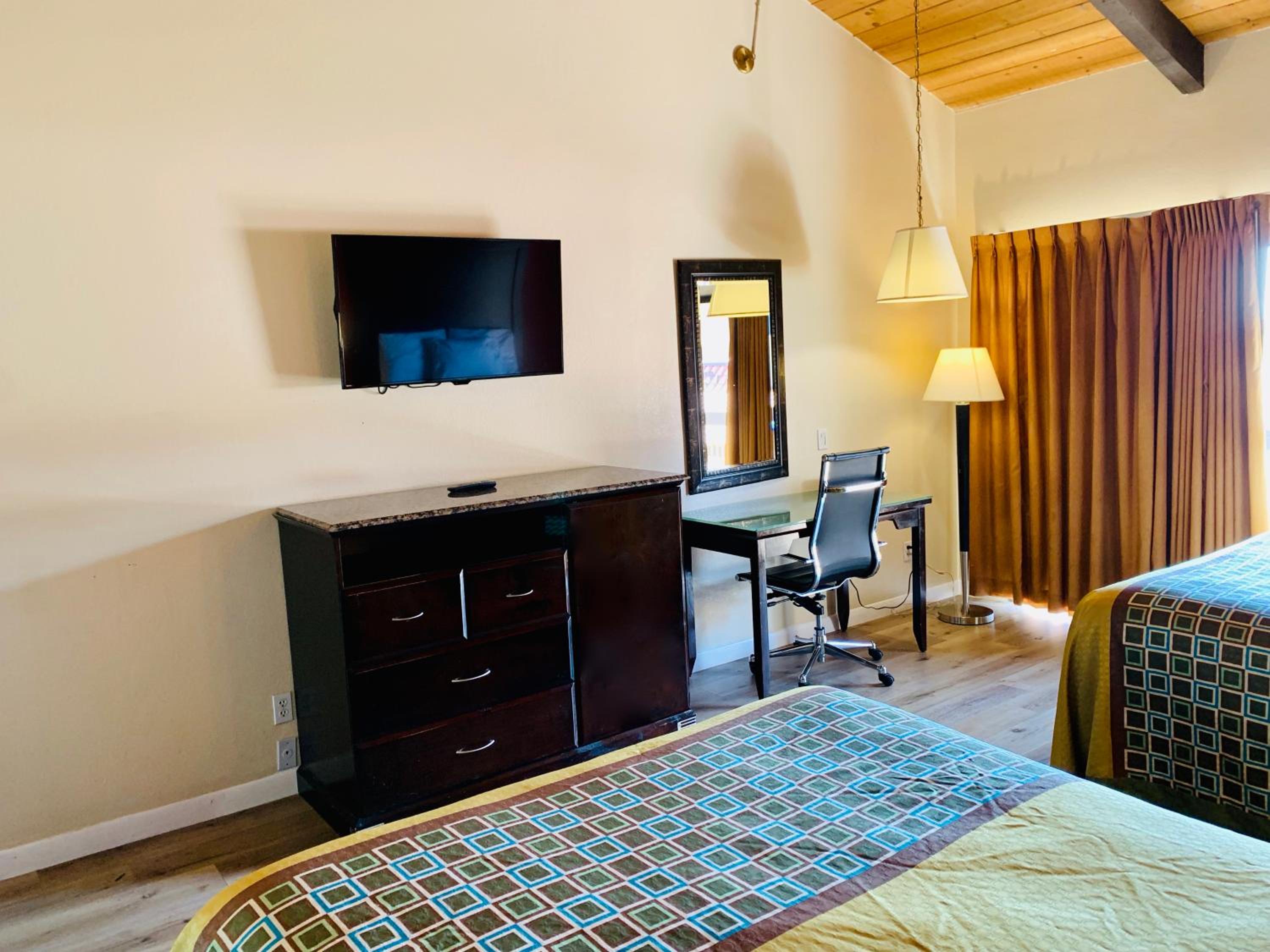 Queen Room with Two Queen Beds - Non-Smoking - Photo 5