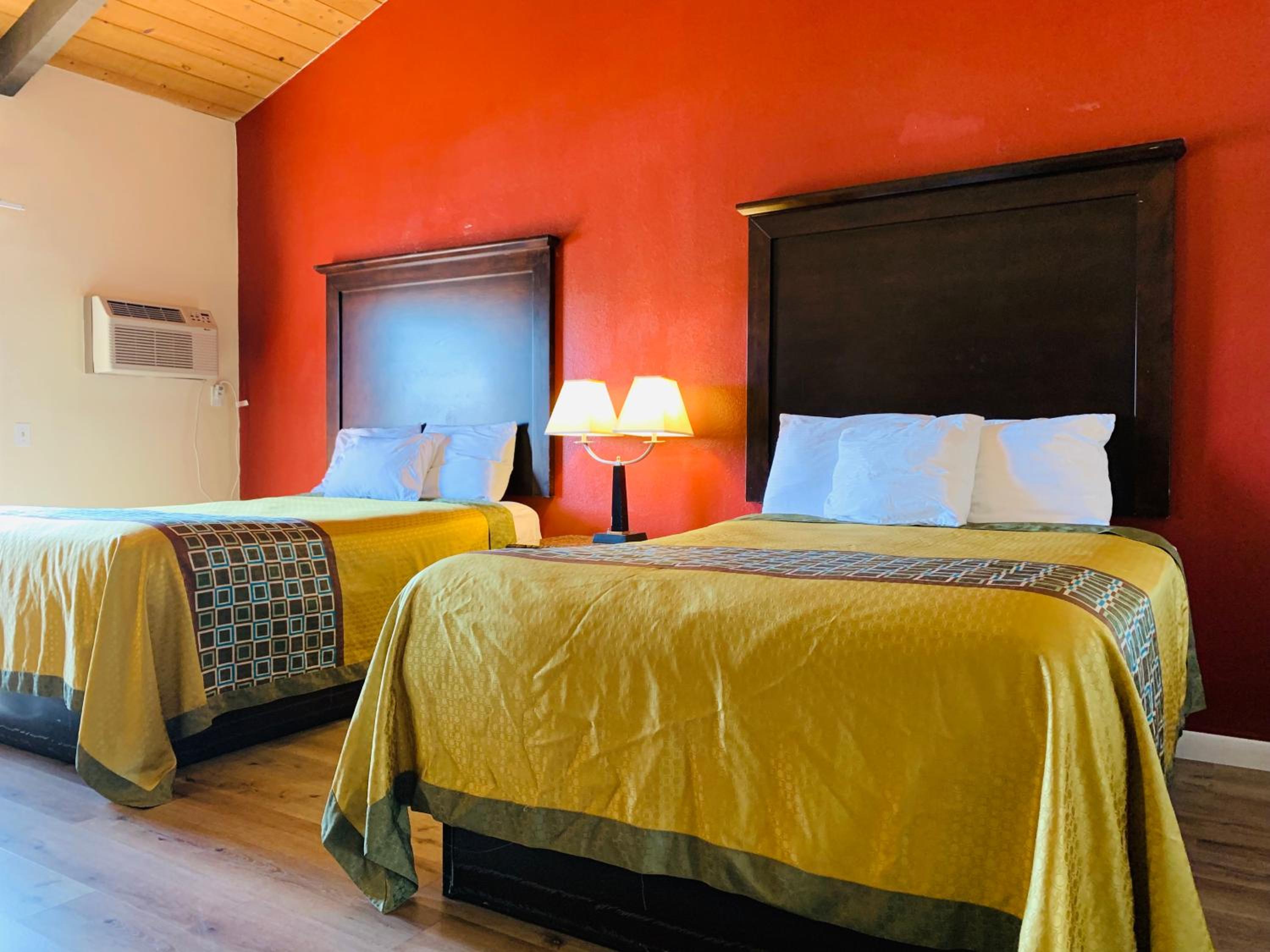 Queen Room with Two Queen Beds - Non-Smoking - Photo 4