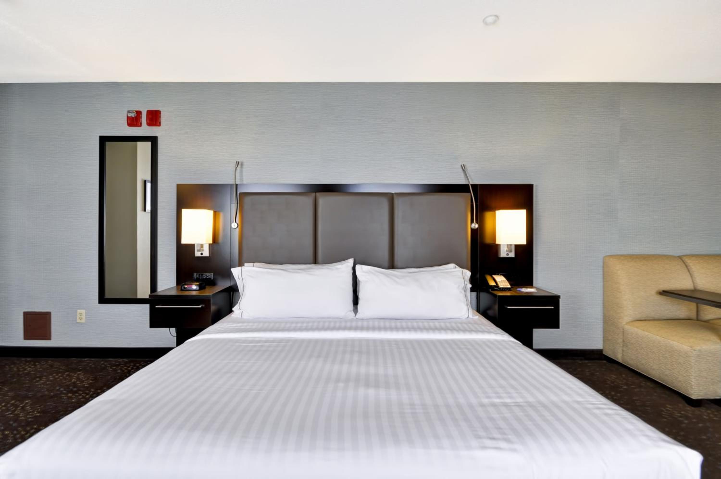 Standard King Room - Photo 4