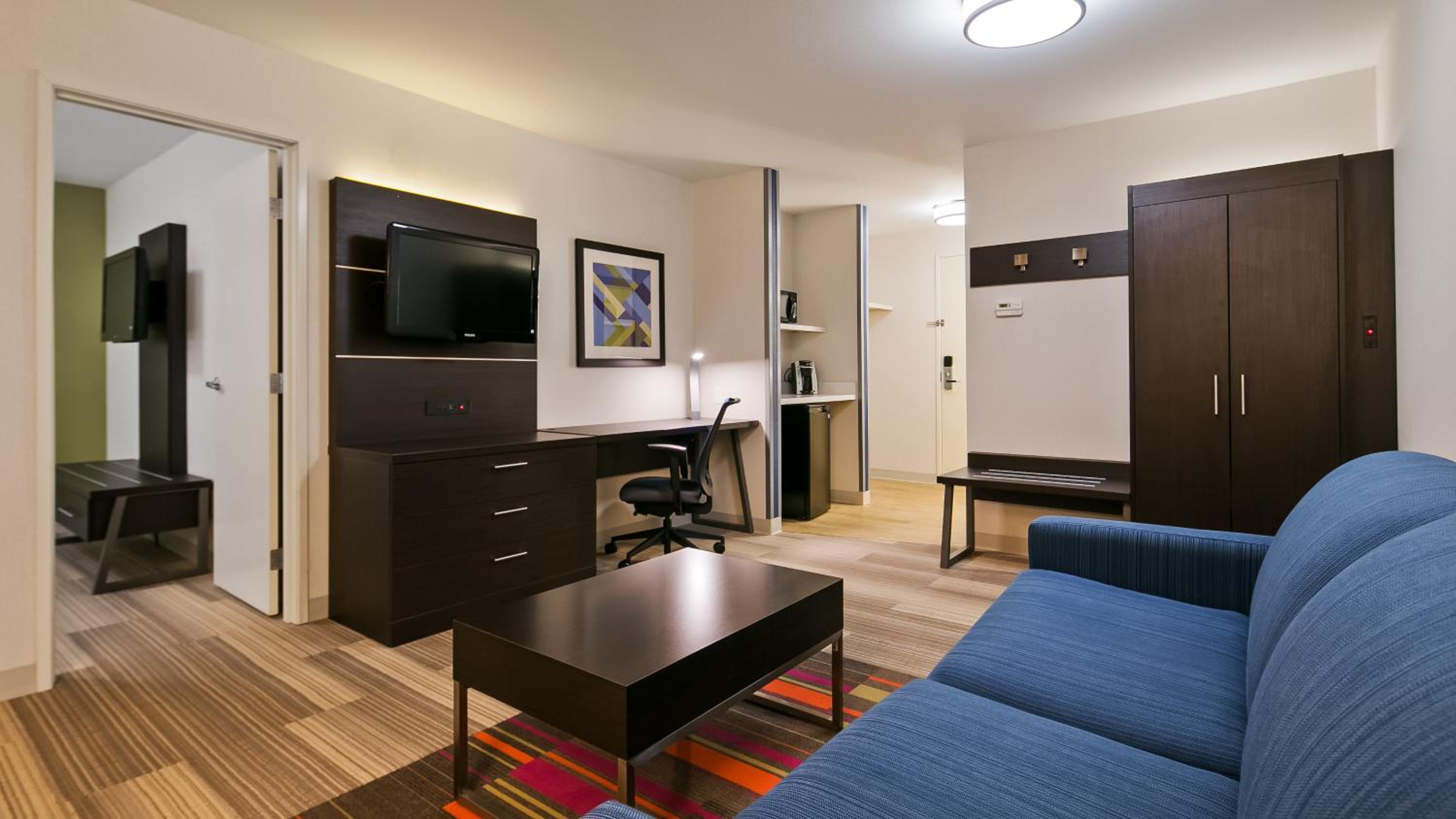 One-Bedroom Suite - Photo 2