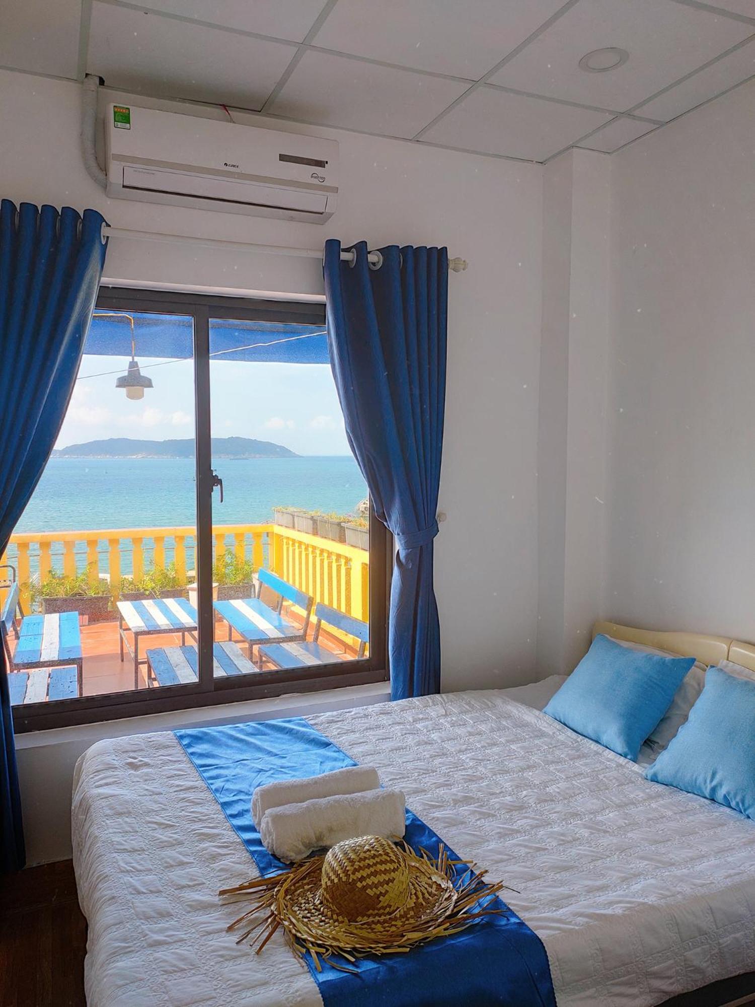 Family Room with Sea View photo 3