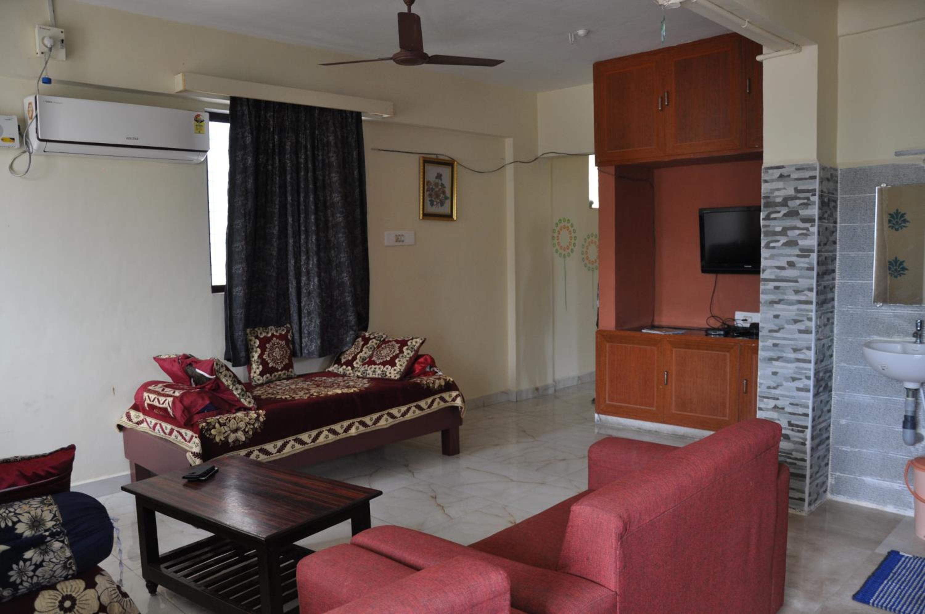 One-Bedroom Apartment AC - Photo 5