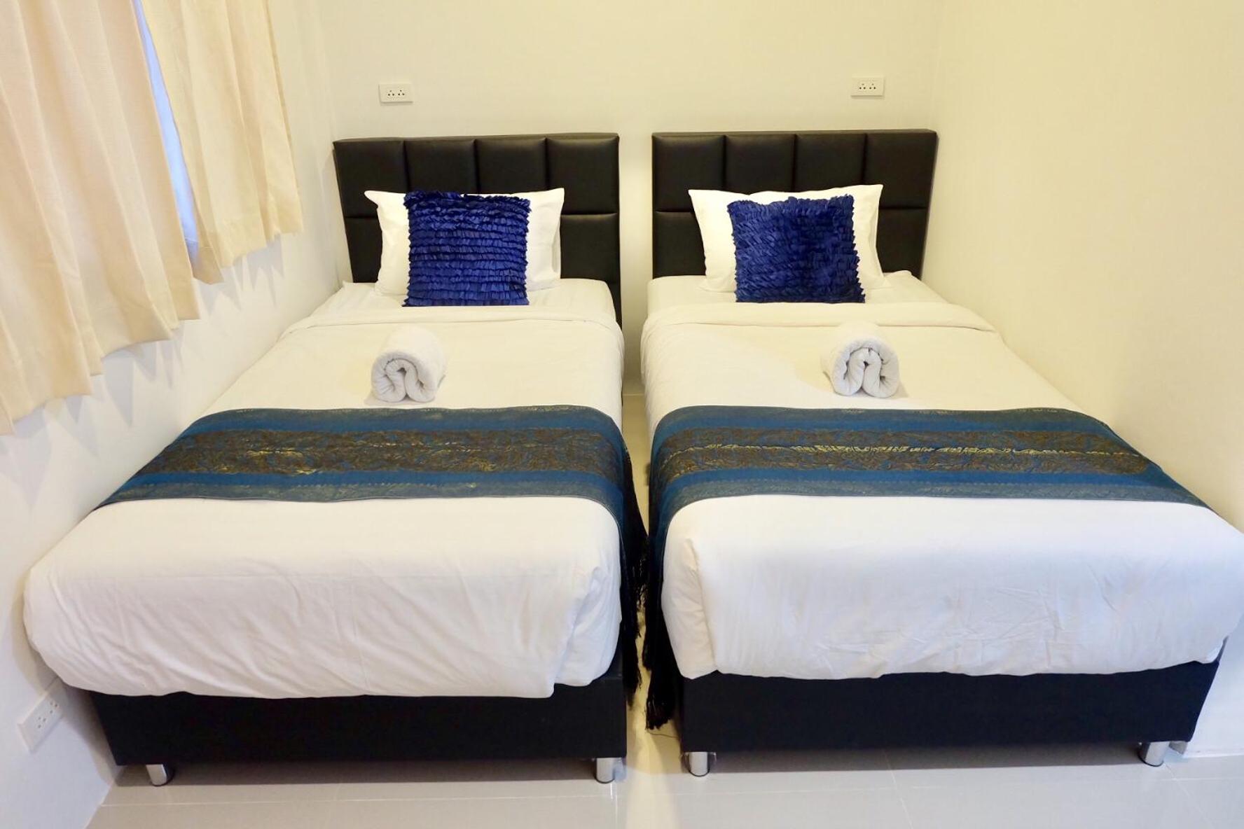 Small Twin Room - Photo 4