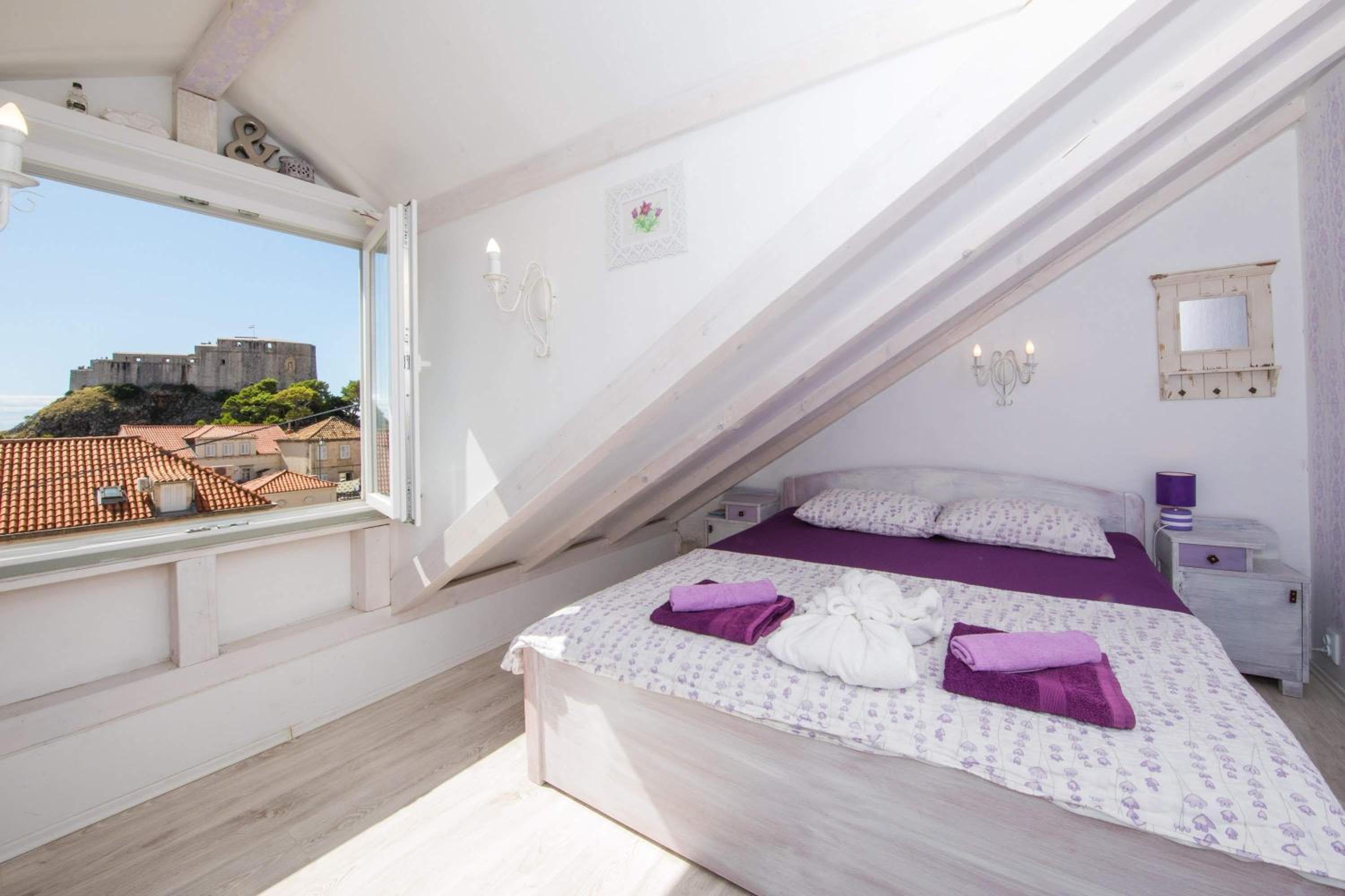 Three-Bedroom Apartment with Sea View photo 1