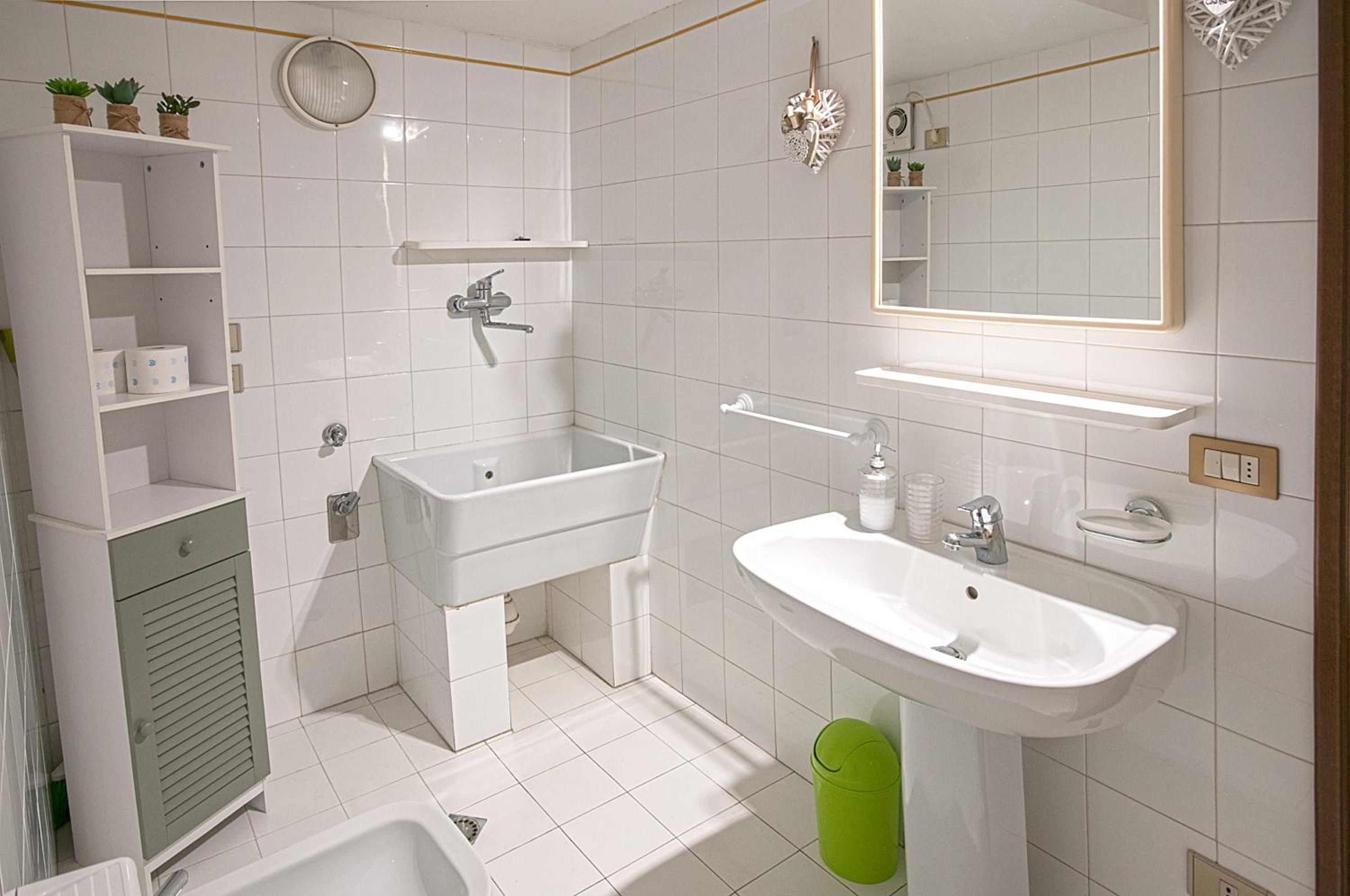 Three-Bedroom Apartment with Lake View photo 3