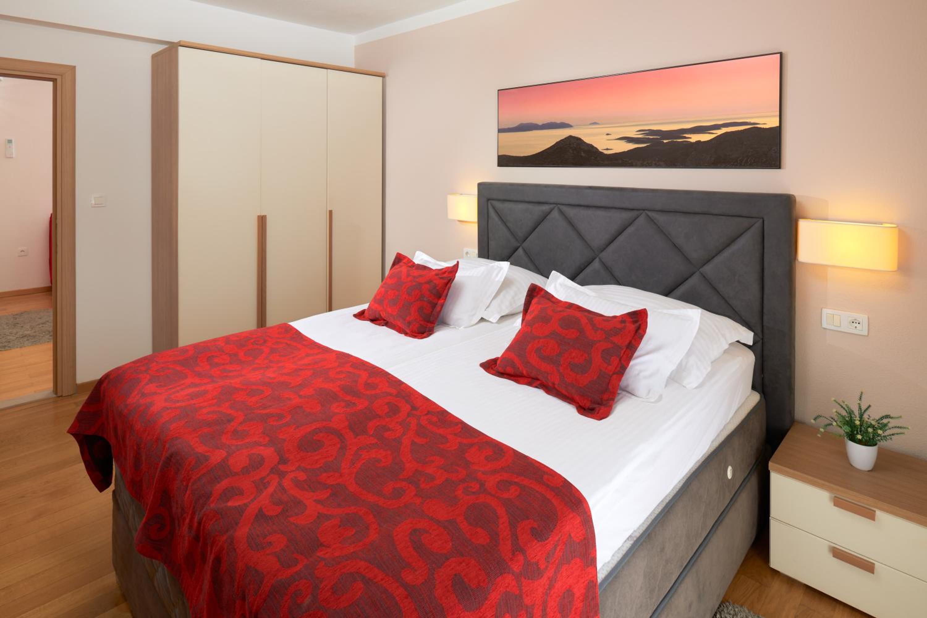 Suite with Balcony and Sea View - Photo 11